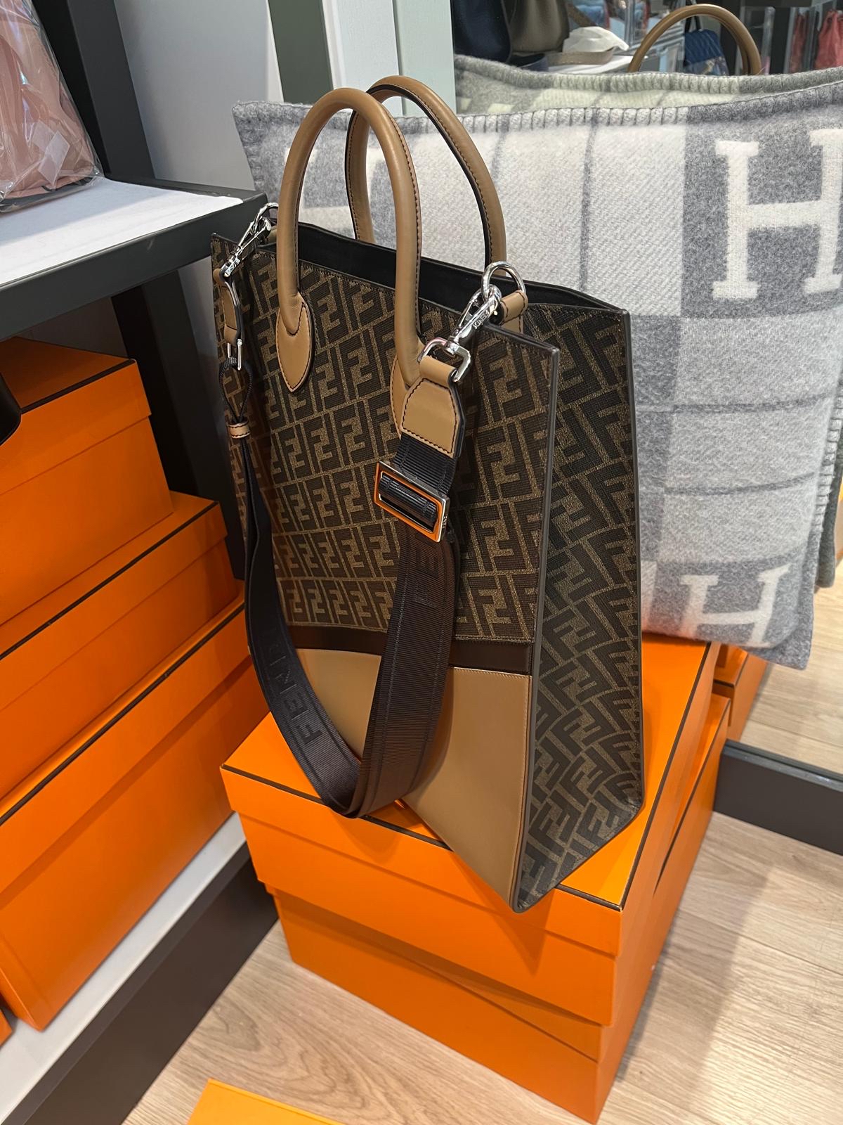 Fendi tote two way bag 100%AUTHENTIC ,98%new ✅dust bag✅strap 