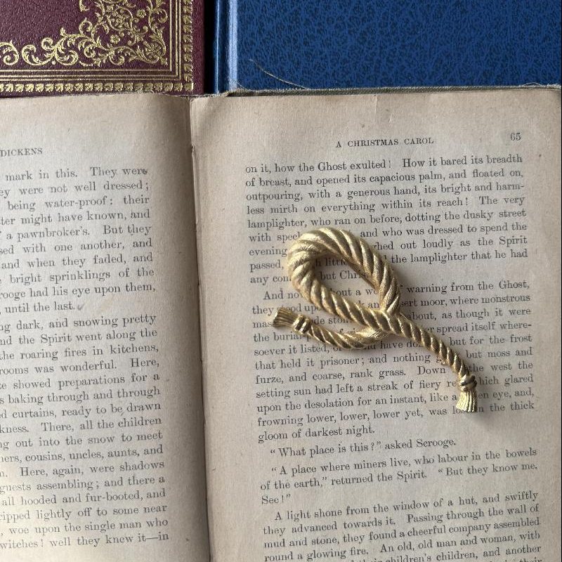 Vintage C.a. 1960-70s Designer Quality Vintage Designer Quality Champagne Gold Textured Tassel Rope Brooch (MT2298-6)