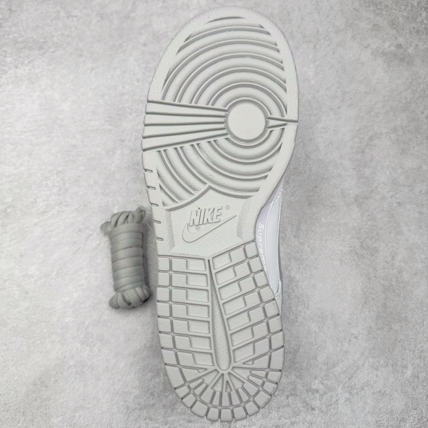 Supreme x Nike SB Dunk Low 94 Metallic Silver HQ8487-100