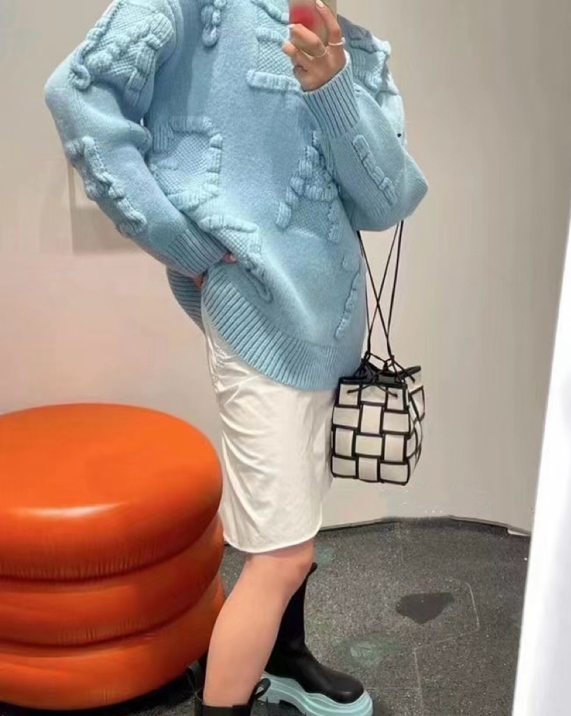 💢清貨價💢 BV 壓花字母冷衫 Size XS/S 