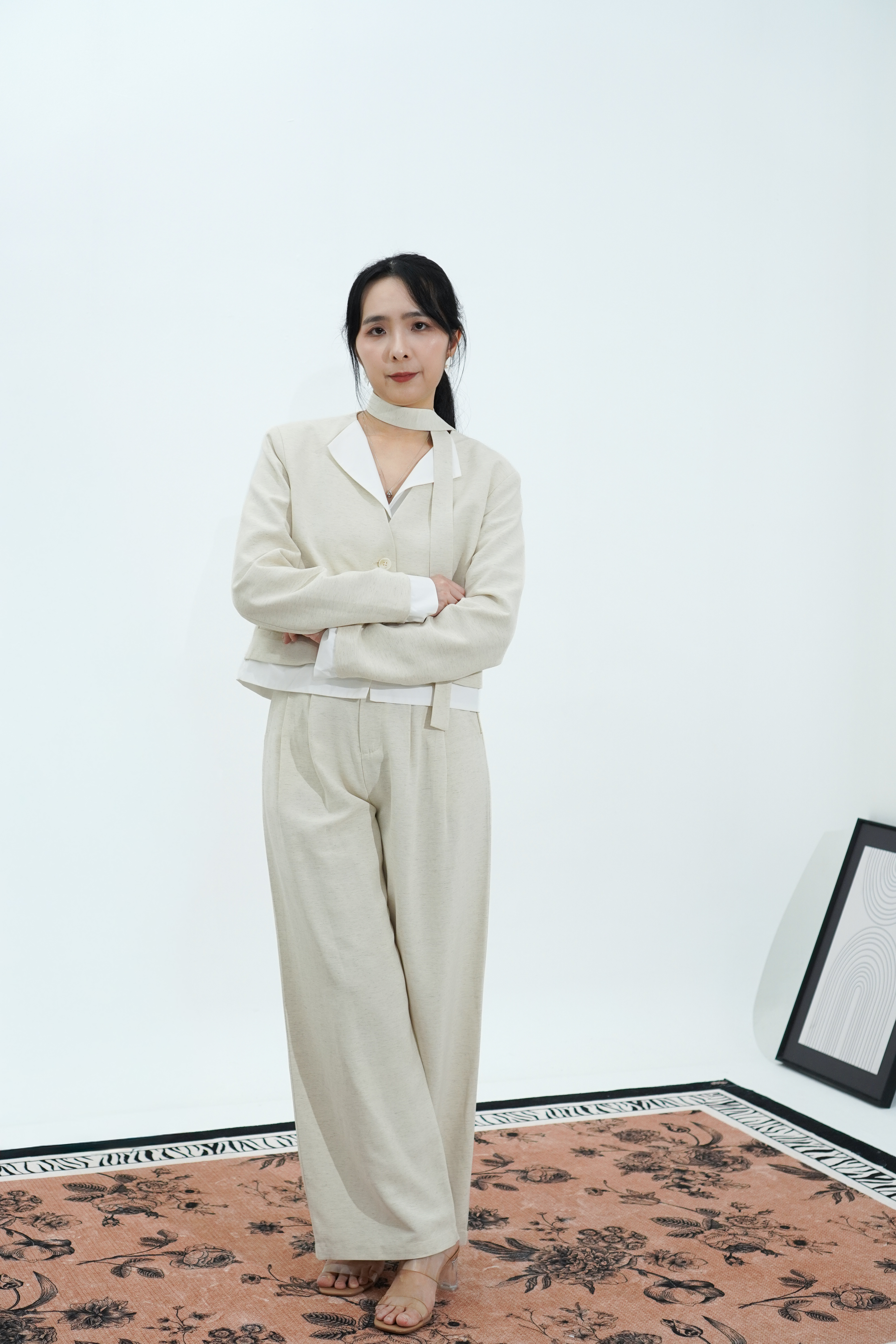 杏色西装外套+长裤套装