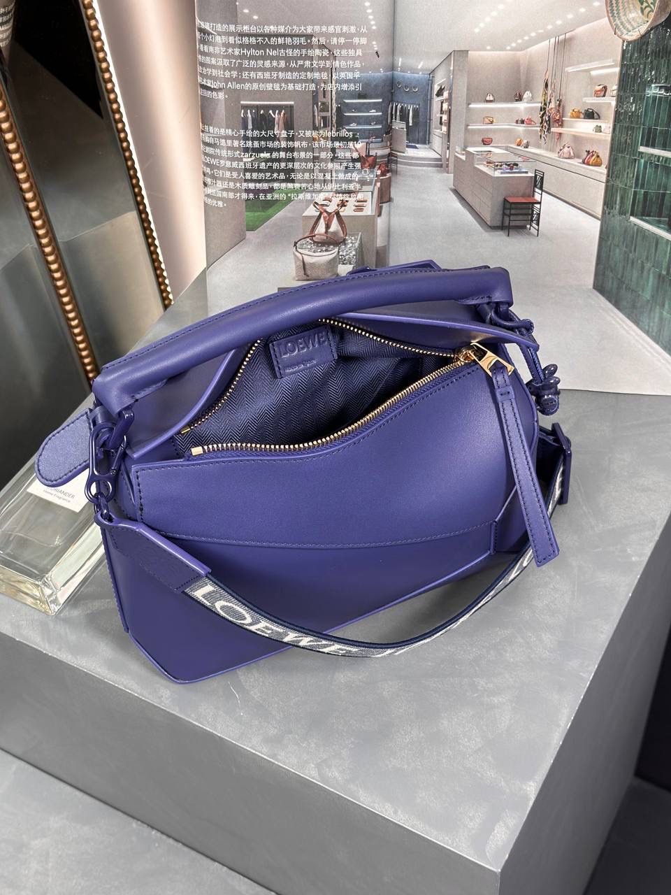 𝙿𝚞𝚣𝚣𝚕𝚎 𝚎𝚍𝚐𝚎 【朕品】 - 23早春🔥 尺寸:24×16.5×10.5cm 编码:052239象牙白 灵感来自于中国古代陶瓷的单色釉料，在原本经典几何造型升级改版，采用同色系五金配件，同色系提花肩带（可调节长度）和同色系陶瓷小兔子挂饰。 除了色彩上的灵感，单色釉的缎面牛皮革材质，更加光滑柔软，给包包增添更多新鲜感，以现代视角诠释着单色釉的至雅之美❤️