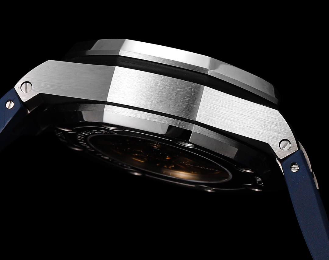 皇家橡树离岸型26400/26238/26470系列正式登场！款式最全，做工最好的爱彼计时款腕表来了，有做工好的顶级货，廉价的小厂货就别去考虑了！ 1，机芯采用12位小秒的定制版3126计时机芯，完美还原原版所有功能。经过精密打磨，大大加强了其稳定性。 2，其中碳纤维系列表壳采用全新碳纤维复合材料——「Carbon TPT® B.4」打造，这种高科技材料比常规 Carbon TPT® 密度提高4%，纤维硬度提升15%，树脂强度提升30%，材料结构经过各项异性优化，保持轻盈同时无比坚韧，提供迄今最强的抗冲击性能。 3，字面颜色均采用目前最先进电镀技术，非几年前的简单喷漆技术。每一个巧克力格纹装饰，通过CNC级别打磨，无限接近原版。 4，同步原版搭载微微活动头粒，胶带采用进口氟橡胶材质，皮带采用美洲鳄鱼皮材质，更加耐磨耐造。