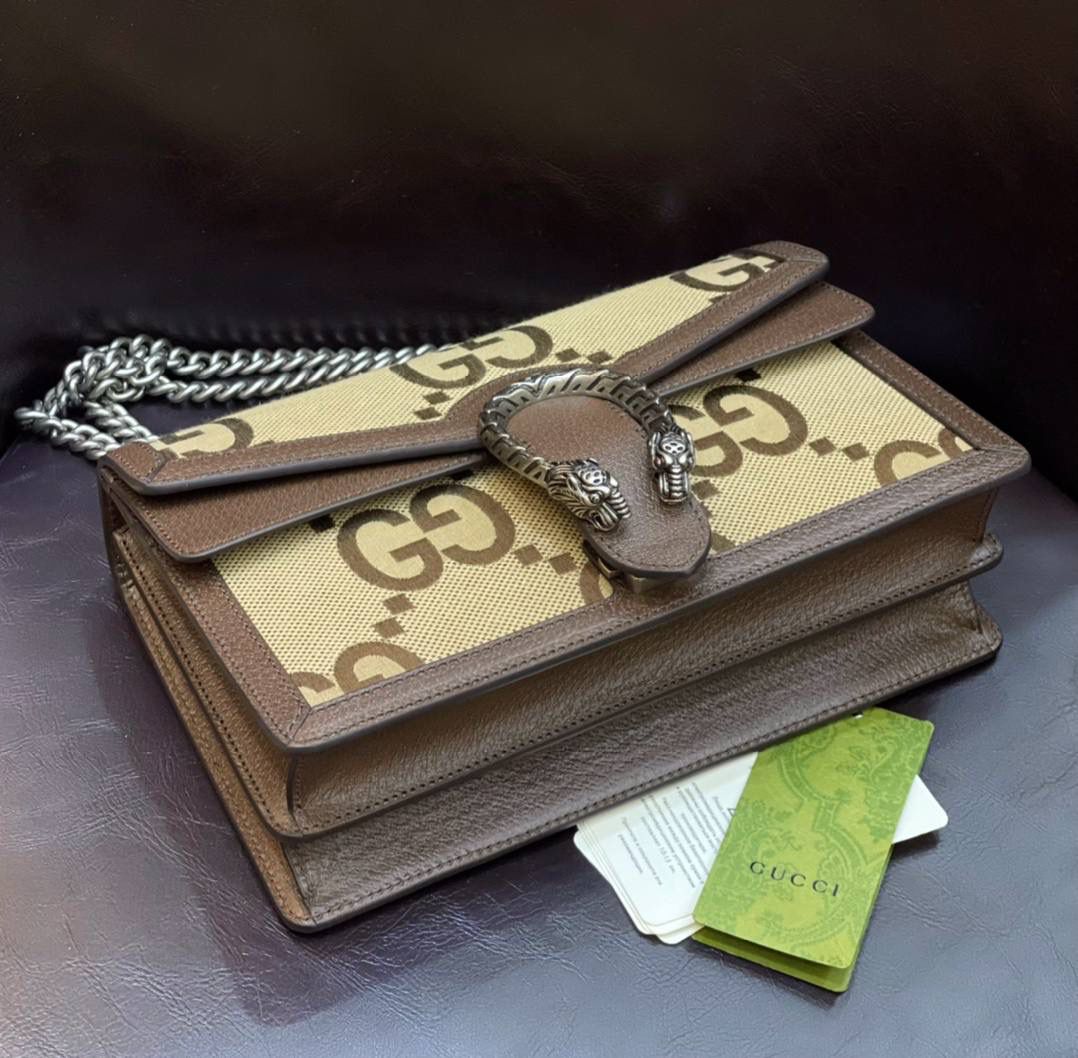 🔥帆布 Dionysus酒神系列# ▫️型号：400249 ▫️尺寸：28*17*9cm 万年推 ，稳稳的销量冠军🏆原厂棕色牛皮➕大G帆布面料. 配以如今颇具神话因素的织纹虎头扣，非常耐看与典雅。滑动链条可调整为约38厘米的肩带，或长约22厘米的顶部手提带，内部拉链隔层且翻盖下配有口袋，非常实用，经典而又不失潮流的复古设计加上大G图纹，爱美的你们怎会剁手呢！