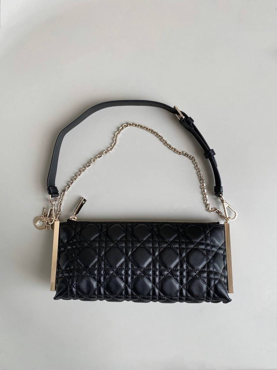 🈶老花蓝 𝗗𝗜𝗢𝗥 𝗰𝗹𝘂𝗯腋下包 又添一新包型，复古味十足 两侧的小金属压褶就很有看点了 可拆卸链条肩带➕皮肩带，自由切换 搭配个长肩带也很可，多种时髦用法 还可当手拿包，晚宴上气场瞬间拉满啊 轻飘飘，上身完全没有负重感 容量空间也是当之无愧的实用派 27×12×5cm，#6521m