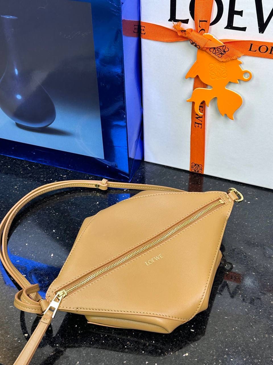 ♥️𝙋𝙪𝙯𝙯𝙡𝙚 𝙁𝙤𝙡𝙙 ——【暖沙黄】 尺寸：𝟐𝟑-𝟔.𝟓-𝟏𝟓.𝟓𝐜𝐦 编码：522404 🎈经典几何为造型，以及柔软细腻的Napa牛皮，升级为可完全折叠的手拿包。 🎈自带一根🉑拆卸🉑调节的肩带，一包多背，多样化风格，秀场大放异彩😃日常实用性强👌 🎈配全套专柜礼盒🎁，给你满满的仪式感👀