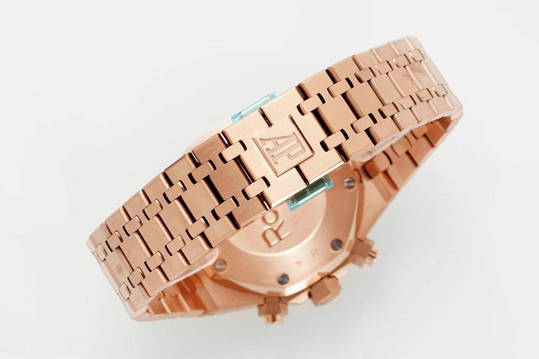 🚀新品来袭——爱彼26331OR皇家橡树多功能计时机械腕表41MM！💯 特点：表壳结构跟足原装正品，装配方式原装一致，使厚度比以往的更薄！ 旋入式表冠，按入式的计时按钮跟原装一致，才不会一眼假！(区别于市场计时和复位键都是旋钮后才可以按入) 1⃣️【机芯】7750改原装机芯 6字位小秒 功能与原装一致！ 2⃣️【表镜】镜面和正品一样采用的是蓝宝石玻璃镜面，和正品放在同一下角度对比，保持一样的通透明亮度，一致的防炫光效果！3⃣️【表壳】表壳精钢材质，采用原装数据开模，顶级打磨，不管是纹路还是质感都接近原装，通过拉丝和部分抛光打磨处理之后，忽明忽暗展现出精致而硬气的独特气质！ 4⃣️【头粒】最人性化的可松动头粒缓冲，确保更贴合手腕，佩戴更舒适。 5⃣️【表盘】还原正品表盘的细腻精致，立体工整的盘面“饼干纹理”和原装一模一样，经典的大网格凸显爱彼的特点，采用进口超强夜光！表盘细节做工秒杀市面其他！ 可搭配橡胶带和皮带，满足你更多需求！