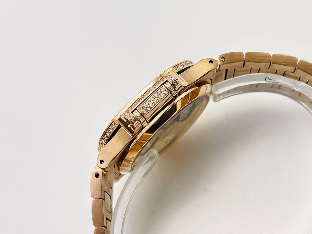 —百达.翡丽7118女士鹦鹉螺 满钻限量款 少量到货，限量供应（全身采用八心八箭天然奥宝水钻）😍😍 1⃣️腕表:定制9015改324 S自动一体上链机械机芯，中心大秒针！ 2⃣️表盘:密镶钻，拥有286颗钻 3⃣️表壳:密镶拥有518颗钻，拥有蓝宝石水晶透盖。 4⃣️直径35.2MM！ 5⃣️表链:采用拥有1729钻采用罕见的“不规则雪花镶钻”工艺，令腕表更添耀眼光彩，这项工艺需要将大小各异的钻镶嵌并固定到位，尽可能隐匿每颗钻之前的贵金属痕迹。 6⃣️顶配鹦鹉螺7118满天星！ 目前算是最奢华的女款鹦鹉螺 应该没有人能拒绝了它了吧？ 雪花❄️镶钻全身 不仅是表盘，表带都是雪花镶钻总之一个字“闪”（白色为真空炉内白金，玫色为真空炉内纳米玫瑰金）