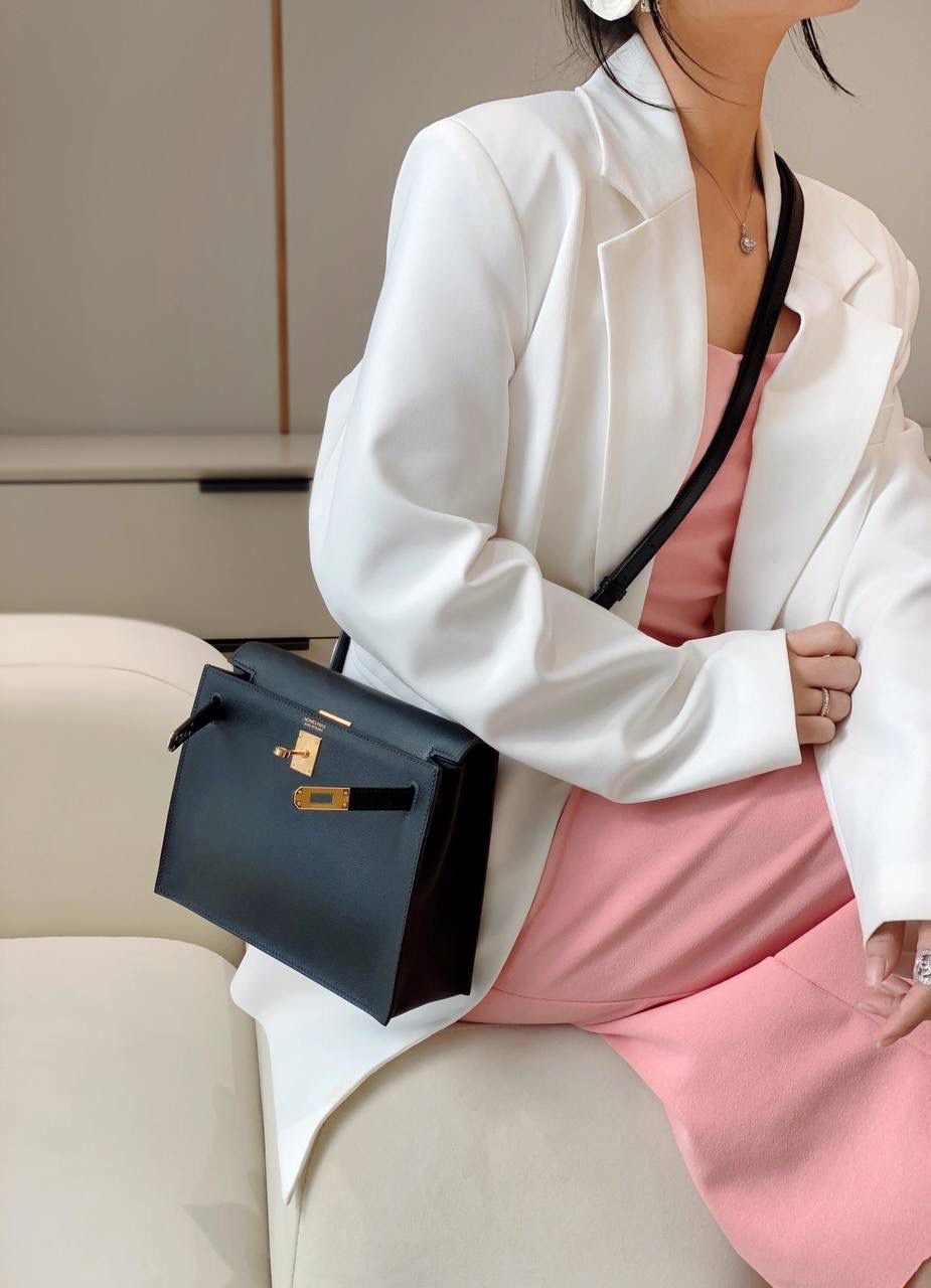 『黑金』 ‘’Kᴇʟʟʏ ᴅᴀɴsᴇ • Evercolor 🎀 时尚圈就是一个圆！ 最厉害的就是六种背法： 斜背、侧背、肩背、腰包、背包、手包 集美们一定要安排起来‼️ 22Cm