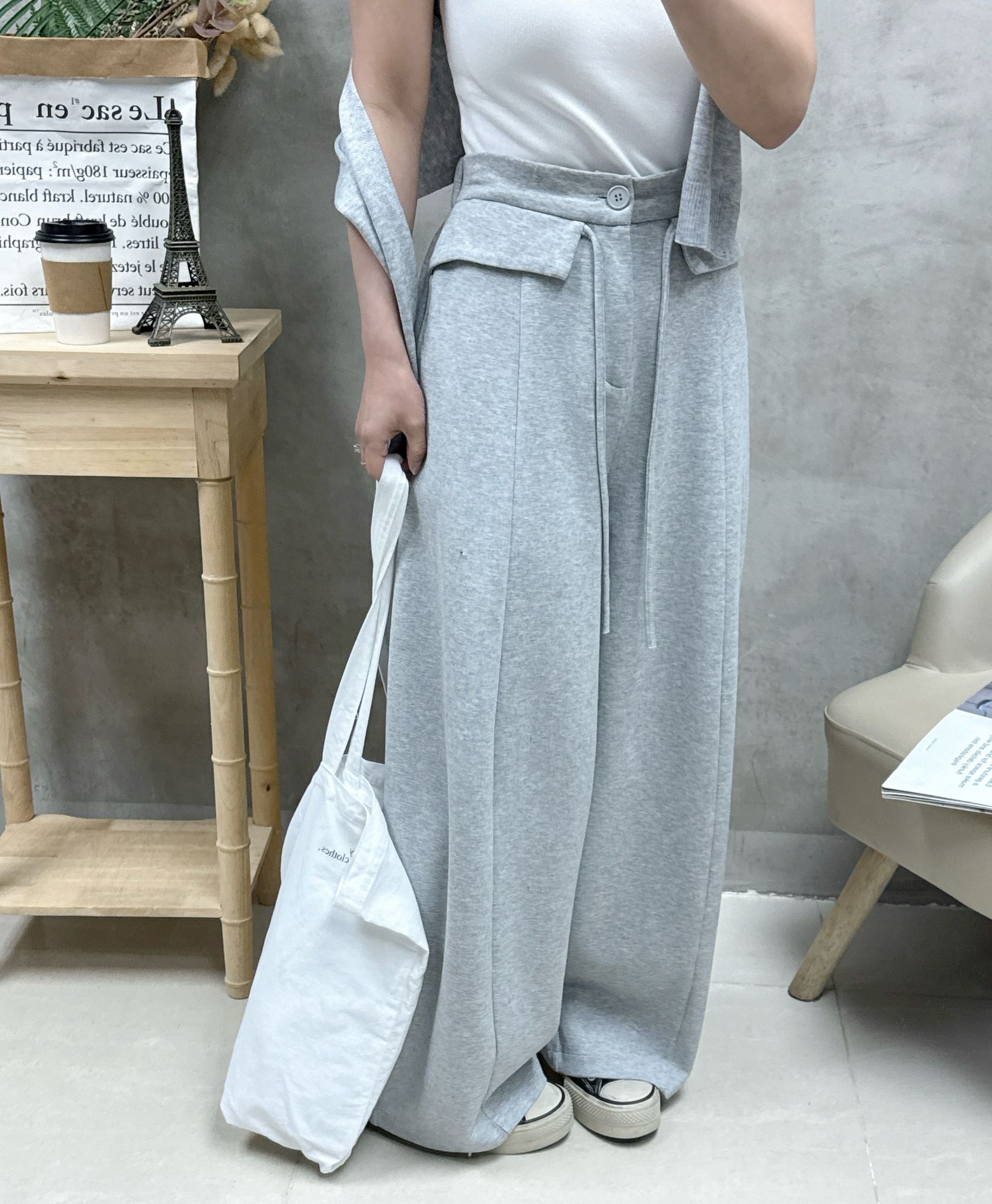 C13 V領暗紋骨感Tee