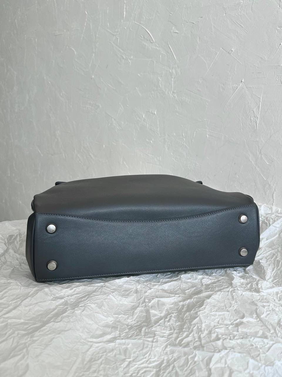 ba1enciaga rodeo灰银中号🦽 准准的大爆款，大家都知道吧 哎呀，每次遇到这种超好看的大爆款 就很想在买版的那一刻 就立马能开发出来给你们背！ 去专柜试背了一下三个尺寸 160的个子觉得小号中号都可以 小号更优雅气质，手提斜挎都好看 中号就更松弛慵懒，腋下背好看！ 中号是可以放a4书本和13寸的笔记本的 163以上，喜欢大包的姐妹果断敢敢的冲大号！ 那个帅气不羁啊，救命 而且男生女生都能背，不挑性别 大号：39.8×29.9×12.9cm789744m 中号：35×23.3×10.9cm789772m 小号：28.9×20×9.9cm789779m mini：23×17×9cm795456m