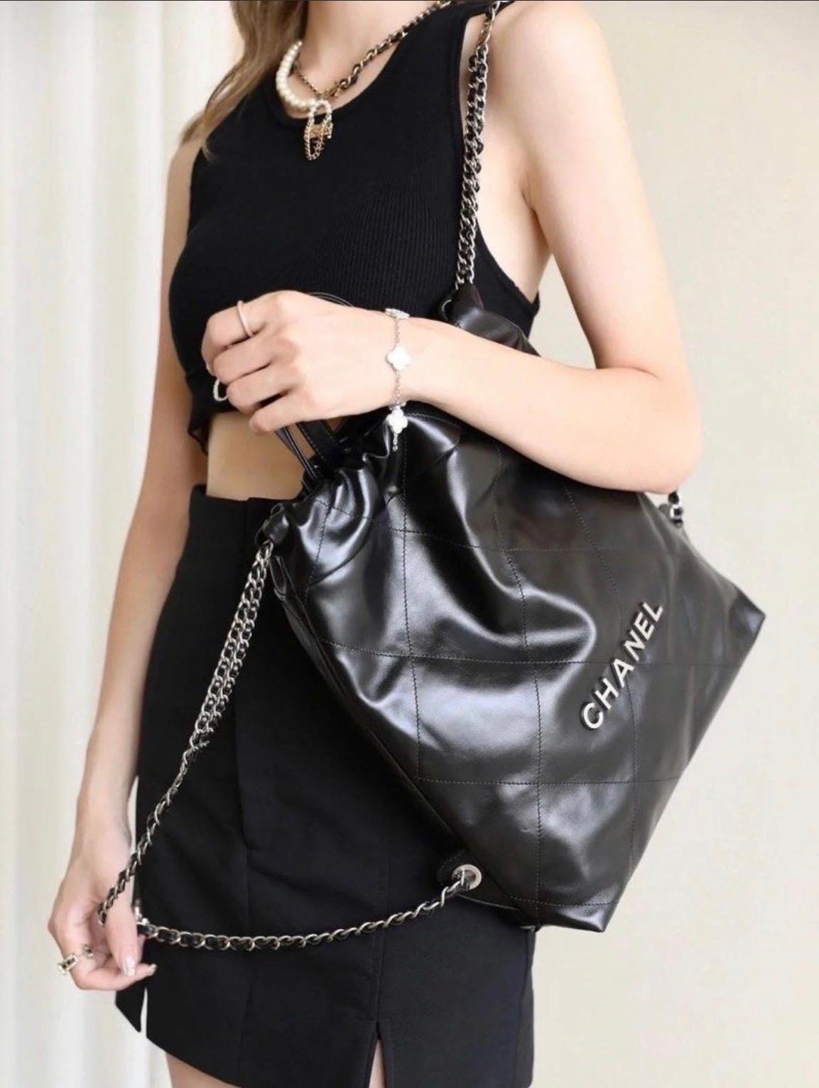 Chanel 22 backpack small calfskin 黑色牛皮銀字, 100%Authentic, 98%new ✅收據副本✅Dust bag