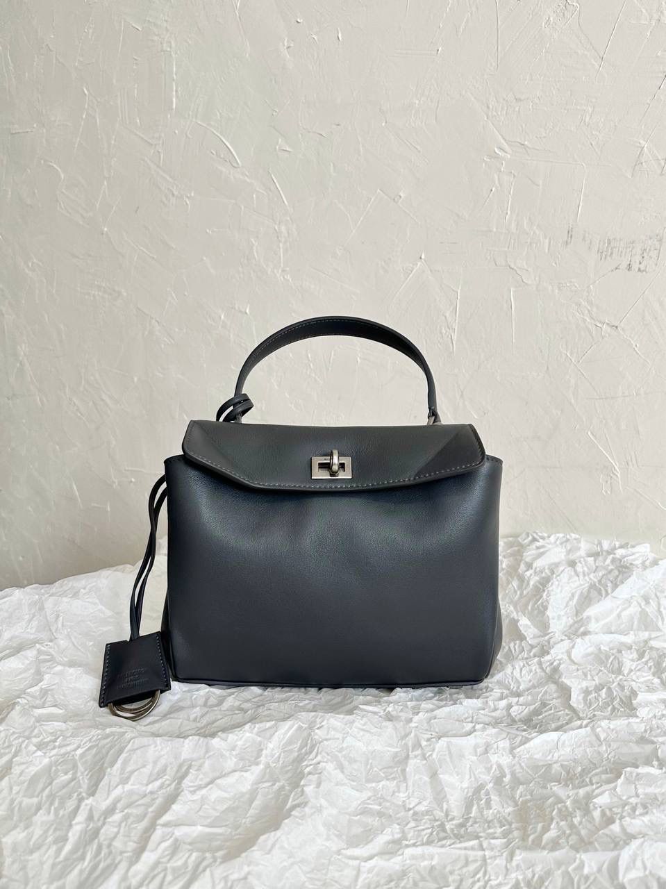 ba1enciaga rodeo灰银mini🪨 哒哒哒，mini也来咯 看完正常size的rodeo再来看mini 真的是除了可爱还是可爱 这种尺寸就不挑身高了 每个人背出来都是萌萌哒哈哈哈 而且男生女生都能背，不挑性别～ 这只包的皮一定不能硬，也不能太软太亮 大号：39.8×29.9×12.9cm789744m 中号：35×23.3×10.9cm789772m 小号：28.9×20×9.9cm789779m mini：23×17×9cm795456m