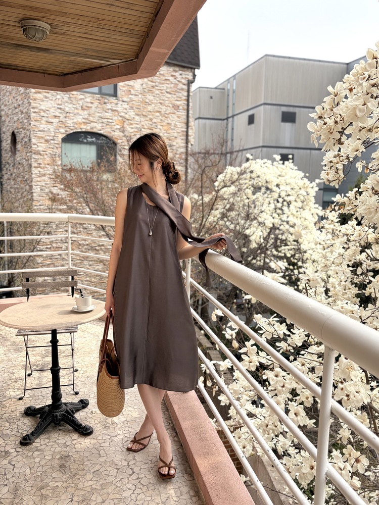 The Flowy Scarf-Detail Dress (Brown)