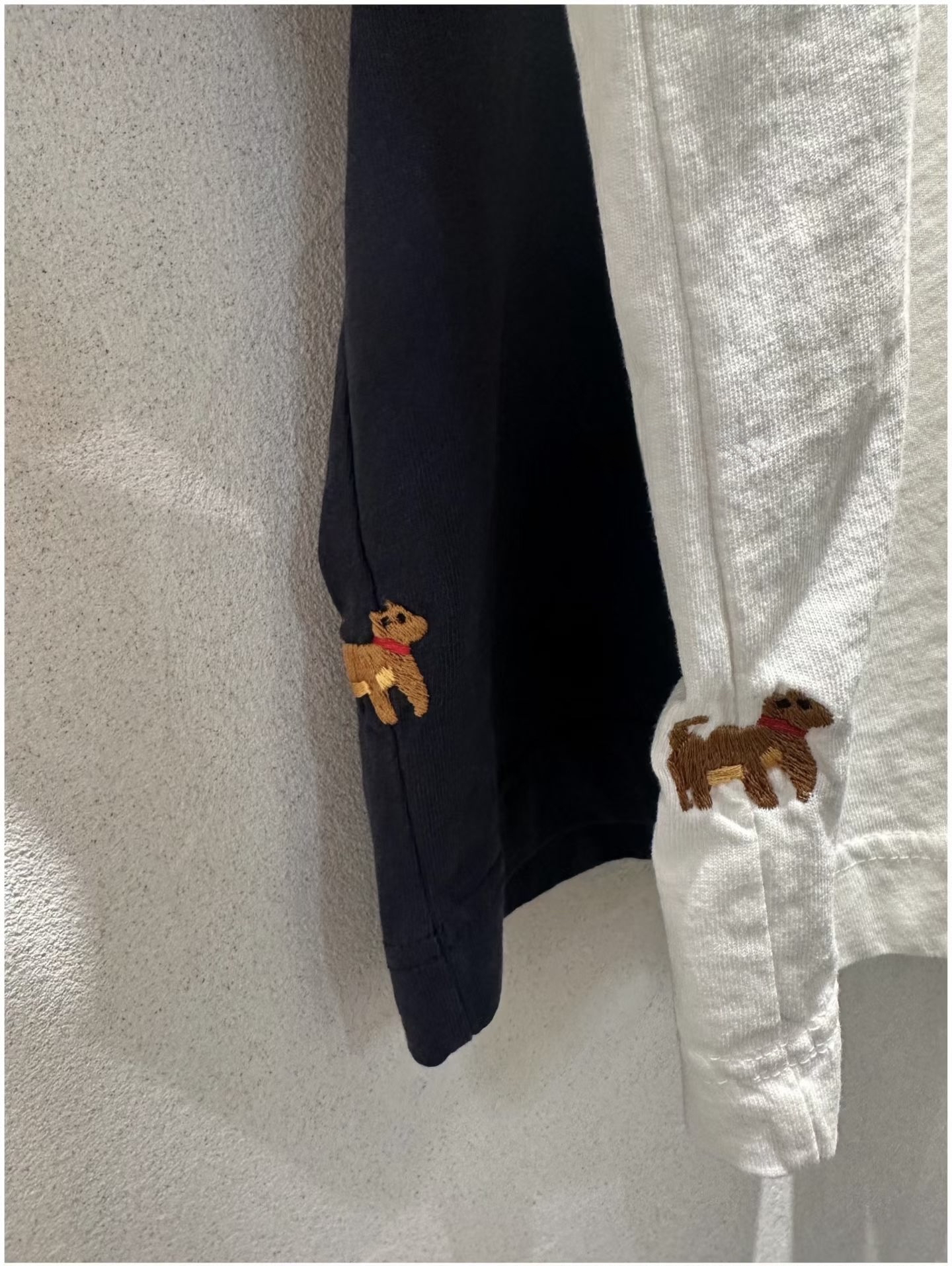 AT OY 間約刺繡小狗長袖T恤-2色