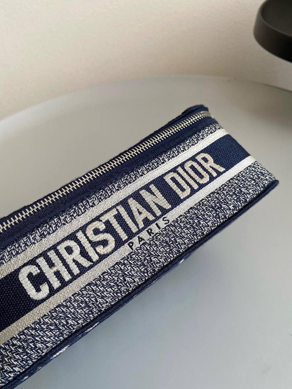 🈶化妆包，小号 𝗗𝗶𝗼𝗿 𝗢𝗯𝗹𝗶𝗾𝘂𝗲化妆包/洗漱包 每个女孩子都需要拥有的超级能装化妆包！经典的老花帆布刺绣颜值超高 ，容量巨大到瓶瓶罐罐都没问题！边惊讶边感叹这也忒能装了！旅行在外一包搞定！便捷式手提设计日常还可手拎凹造型不要太酷了！ 22.5×16×8.9cm #M913m