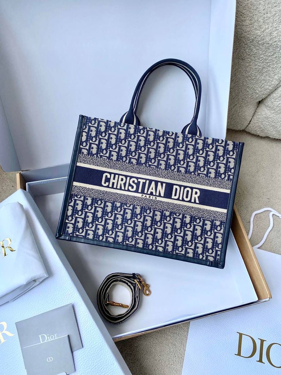 🈶老花蓝，新版中号 𝗗𝗜𝗢𝗥 𝗯𝗼𝗼𝗸 𝘁𝗼𝘁𝗲24早春新款 不得不说，D家确实好会玩啊 可以背的托特来了！简直不要太棒 在最最最经典的托特上又衍生爆款了❤️‍🔥😍 越来越多人爱背大包真正的无性别之分 不管手拎斜挎，通勤健身出差毫无压力 整体有型不会塌，恨不得天天背 大包爱好者可以闭眼收了！！ 36×16×27cm