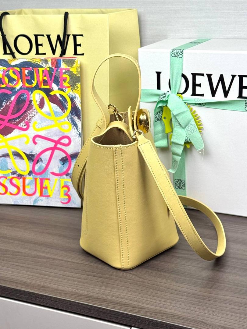 ♥️𝙈𝙞𝙣𝙞 𝙋𝙚𝙗𝙗𝙡𝙚 𝘽𝙪𝙘𝙠𝙚𝙩 ——【黄油色】 尺寸：𝟏𝟔-𝟏𝟔-𝟏𝟗.𝟓𝐜𝐦 编码：062339 【配全套礼盒】 🎈标志性Anagram鹅卵石点缀，配以纯粹简约线条以及瞩目设计风格，诠释全新𝙋𝙚𝙗𝙗𝙡𝙚手袋👜 🎈自带一根🉑拆卸🉑调节的肩带，一包多背，多样化风格，秀场大放异彩😀内里容量超大，日常实用性强👌 🎈配全套专柜礼盒🎁，给你满满的仪式感👀