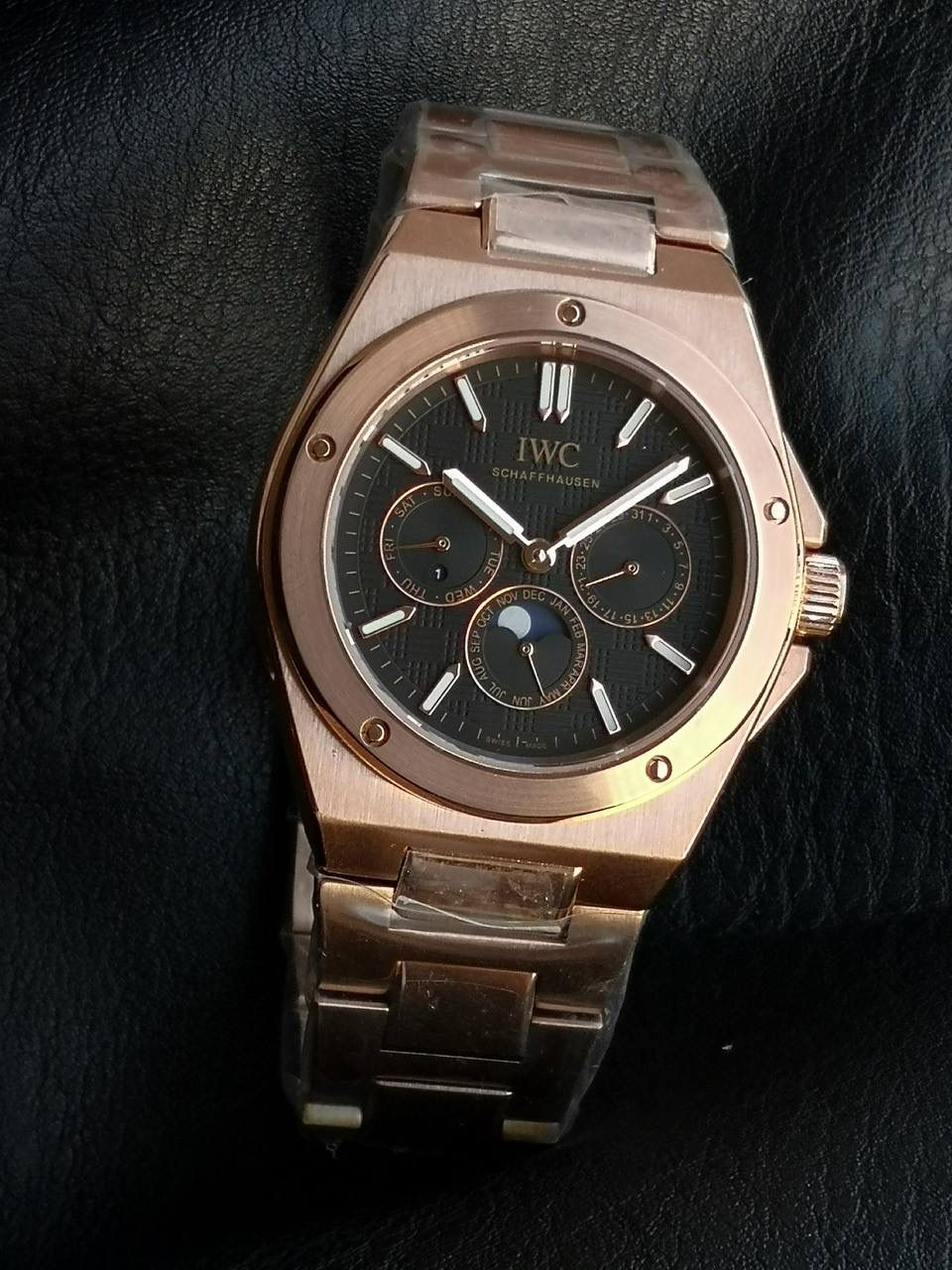 万国工程师系列万年历腕表，复刻界最复杂的腕表，所有功能同步原装，所有功能调节通过把头控制. 1⃣️【功能介绍】3点钟位置显示日历，9点钟位置显示星期，6点钟月份月相指针显示。 2⃣️【做工精细】外壳采用原版同样的三件套结构，中间拉丝，上下壳为抛光，镜面采用高成本的锅盖形蓝宝石，使其质感提升。 3⃣️【机芯性能】尺寸41.6mm,机芯采用天津机芯改82600，高效稳定，动力时间长达72小时以上，进行加装复杂的万年历模块，而且同步所有功能实现同步原装通过把头调节。 4⃣️【⚠️注意事项】由于万年历模块十分复杂在出货前都会调准时间，客户收到直接上链上手佩戴即可，⚠️请不要轻易乱调，由于机芯加装升级功能，调节需慢慢按调。