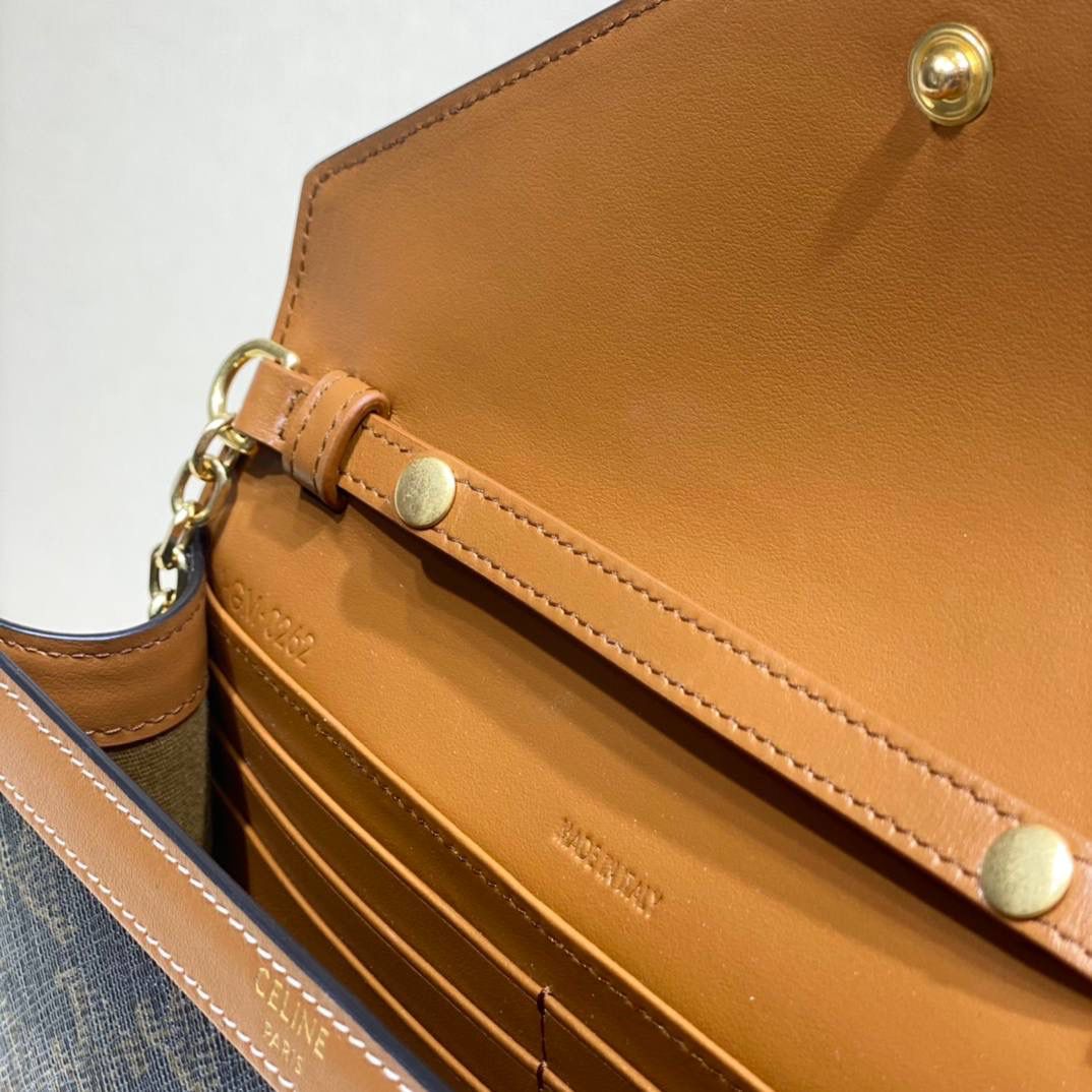 🔥大货实拍图 𝗖𝗘𝗟𝗜𝗡𝗘♥𝗠𝗔𝗜𝗟𝗟𝗢𝗡链条信封包 型号：10H422 尺寸：19.5*13*4cm