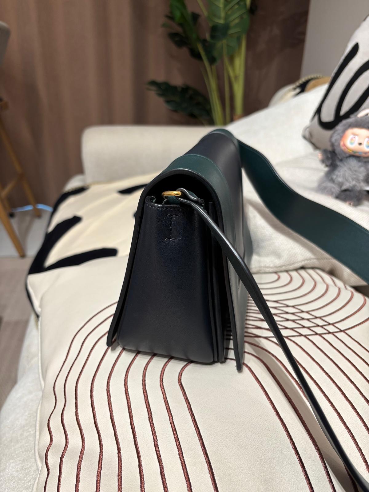 Celine frame medium calfskin flap bag 100%Authentic ,98%new✅dust bag✅收據