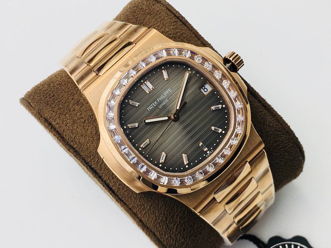 百达 翡丽 璀璨方钻亮相了[色]第一款真正意义上的超级鹦鹉螺，震撼来袭！ 1⃣️全新修正的不锈钢表带，铰链部分根据真正的百达 翡丽鹦鹉螺不锈钢表带拆解开发，和正品一致的贴合效果，逆袭之前所有副本！ 2⃣️铰链开合角度和正品一致，锁毕声音和正品相同！ 3⃣️重点指出此次V4版的面盘在采用与真品一致的覆荧光涂层金质立体时标，特别突出的“蓝魅”面无限接近原版！ 4⃣️机芯方面是全新订制的修正版的一体芯Cal.324机芯，是目前唯一做到机芯的钢印与正品一样的雕刻工艺。