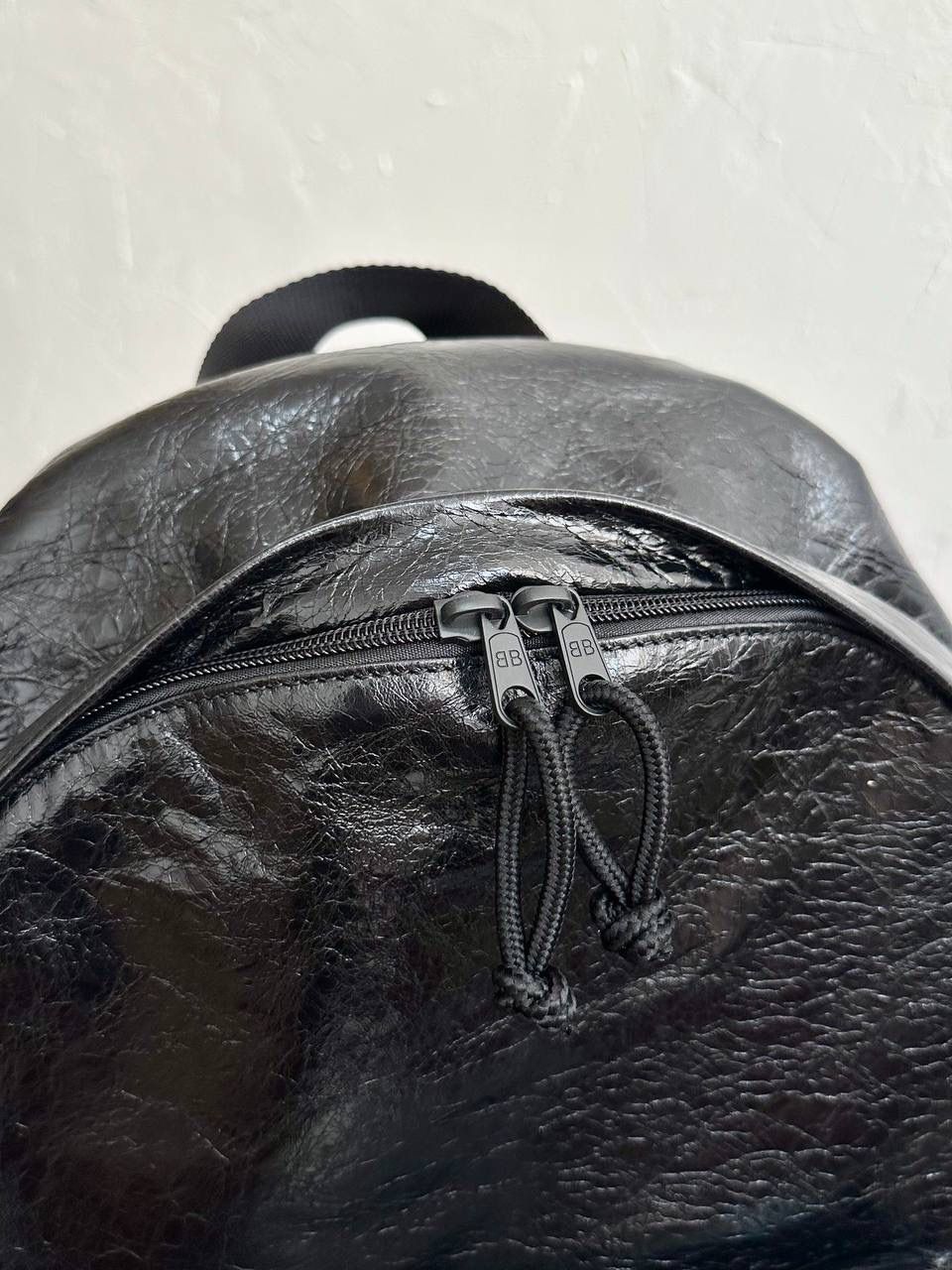 ba1enciaga explore 双肩包👣 其实日常就想背一个简单实用的双肩 而且质感还是需要好一些的，并且低调百搭的 这只explore 一定是一百分的 不出挑的版型真的很适合i人哈哈哈 电脑书本杂志通通都放得进 容量也是无敌大的，而且自重还轻哦～ 47×34.8×19.8cm503221m