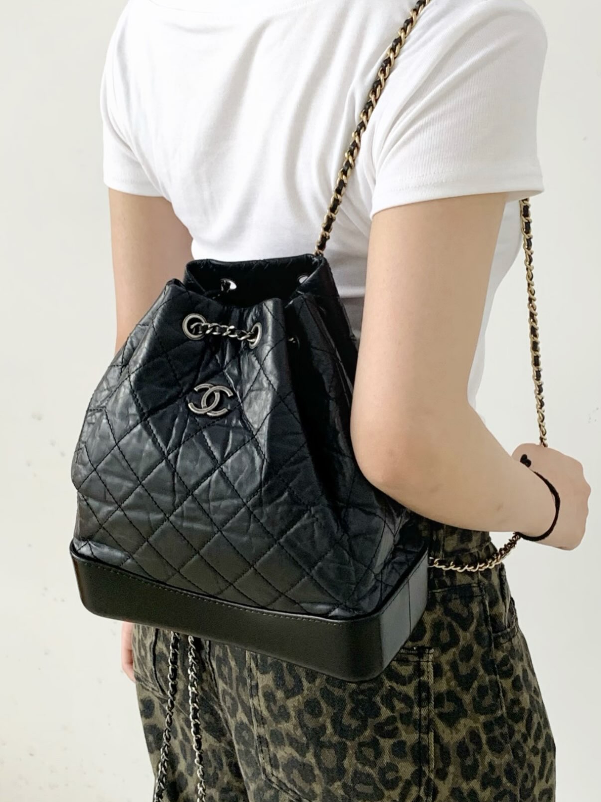 👜 PRE OWNED 💼Gabrielle Small Bucket Bag 黑色 金銀雙色鏈條 有卡有塵袋有盒 29開🖤