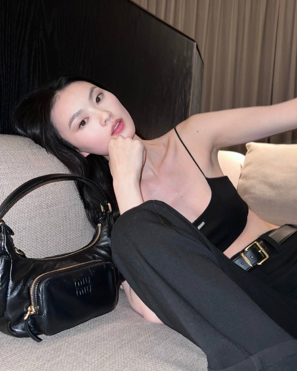 🈶黑色 𝗠𝗶𝘂𝗠𝗶𝘂机车口袋腋下包 不会还不知道吧？火出天际了姐妹们 难买程度不亚于保值系列，夸大了说哈哈 甜中带酷的叛逆街头感，一改往日的嗲味 上身辣妹机车风太帅了！飒倒一大片 小羊皮质感细腻柔软，但包型很立挺 多个口袋大小不一，就像分纳区 即有装饰元素又实用的宝藏单品啊 个性不羁真的很爱，请焊在身上好吗？！ 21×12×6cm，#F0005m