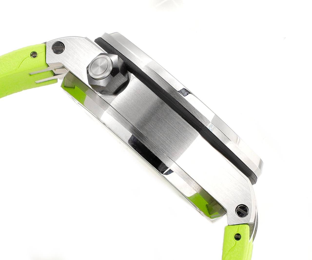 AP爱彼皇家橡树系列水果腕表 型号：26703 跑秒计时自动机械男表 搭载原版cal.3124机芯 直径：42mm 超强夜光🚀💯 1.表壳材质选用的316L精钢，经过CNC一次成型锻造了42mm的表径，表壳在经过拉丝工艺多次打磨抛光后做到了无懈可击，包括螺钉也一致还原 2.表盘字面格纹错落有致，立体感很强。刻度线粗细程度以及长短均与正品保持一致。条钉时标内部填充超强夜光材料。两组小圆盘对称分布，就像两只小眼睛。盘面内有一圈一圈的放大环，细节处理很到位。 3.橡胶表带表面的磨砂质感很强.采用无味不沾灰尘的进口橡胶，只为提高佩戴的舒适感 4.前后玻璃都采用蓝宝石水晶镜面玻璃，镜面通透性也很强。这款腕表采用3124机芯，做到了外观和正品的极其相似，走时精准稳定！！！