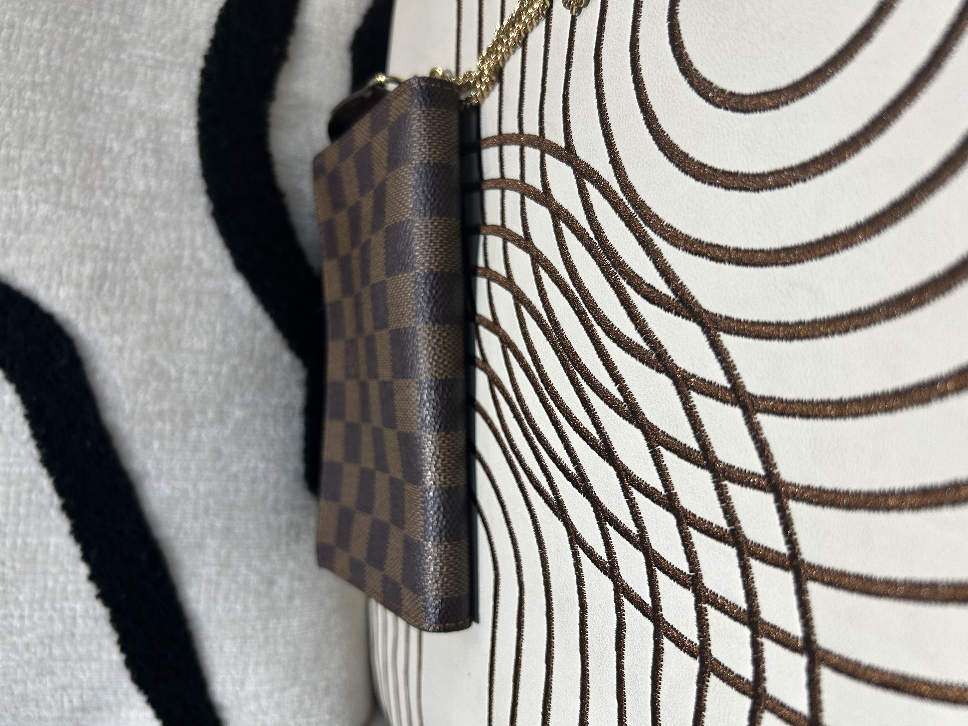LV Pochette Damier 100%Authentic, 95%new