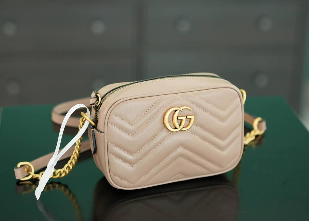 👜🔥Marmont系列绗缝迷你相机包 奶茶色 18cm （原厂皮 全铜五金） 正品售价¥12.000 独家原厂皮发售 限量级别 奶茶色超好看 经典百搭不挑人 自重很轻 链条搭配皮革的肩带不怕溜肩 毫不夸张说 绝对是日常用出场率最高的包 官方款号 448065 尺寸迷你：18x12x6cm 小号：24x13x7cm