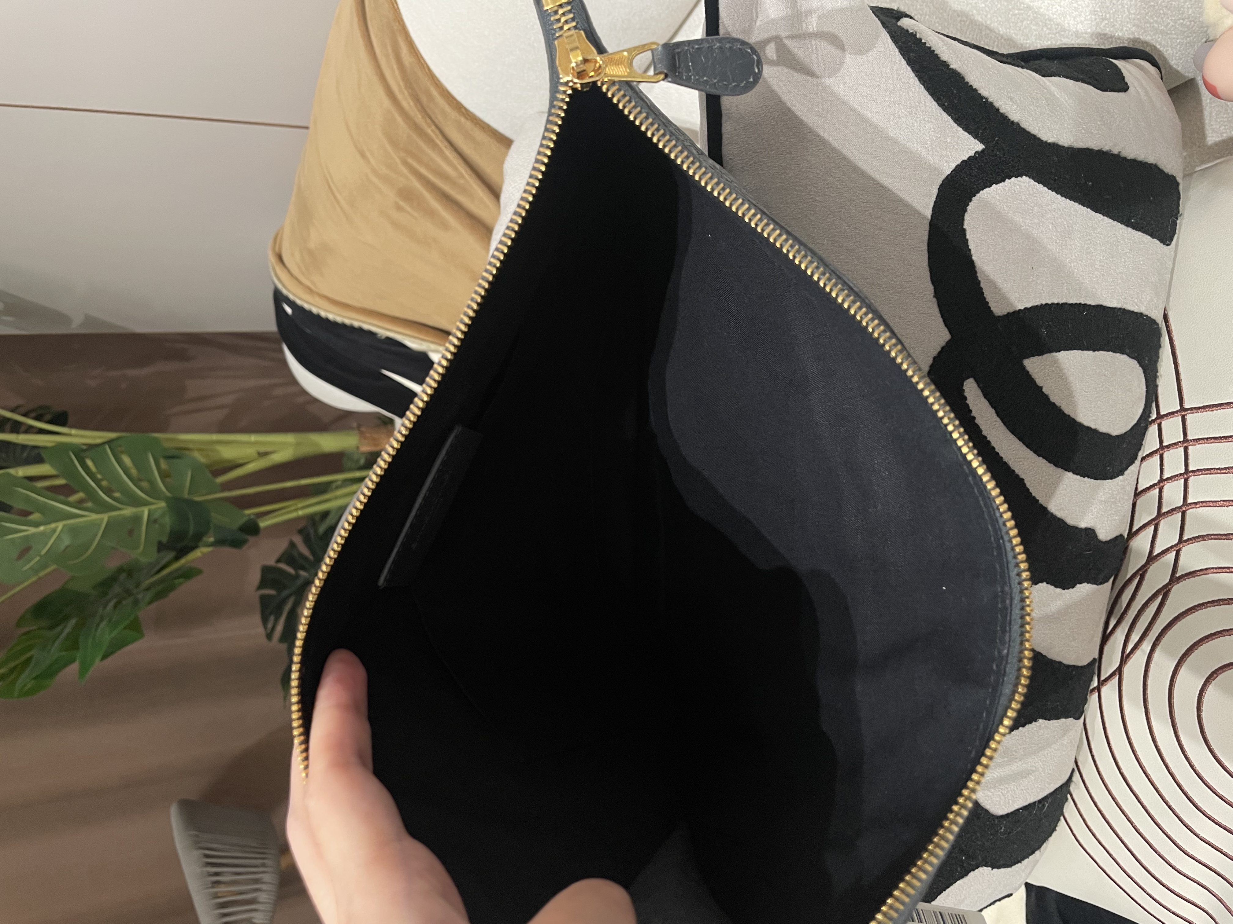 Balenciaga clutch bag  100%Authentic, unused ✅tap booklet✅dust bag