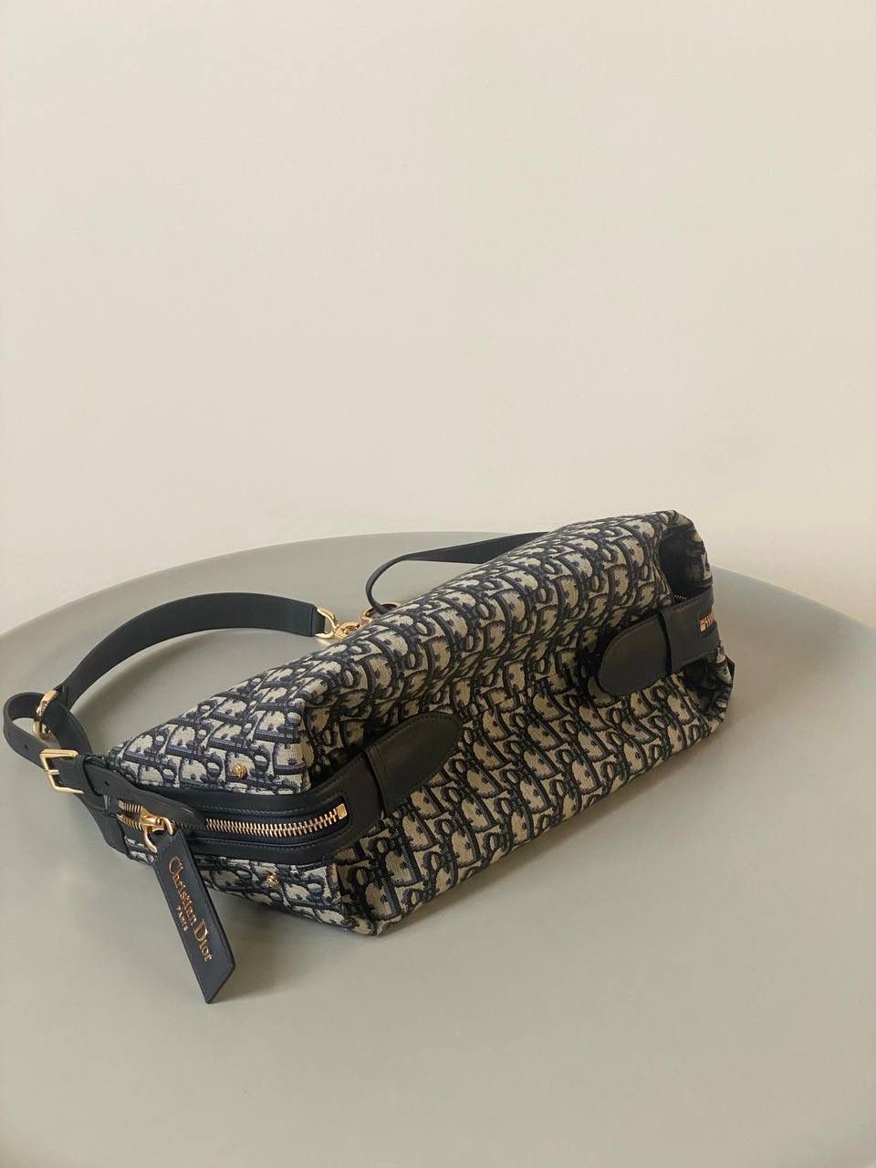 🈶老花蓝 𝐃𝐢𝐨𝐫 𝐃-𝐣𝐨𝐮𝐫𝐧𝐞𝐲手袋 不会还不知道吧？火出天际了姐妹们💕😍 今年 𝙳𝚒𝚘𝚛真的在松弛感这件事情上做到了极致 新款D-journey我直呼一个绝 难买程度不亚于保值系列，夸大了说哈哈 随性又高级的街头感，一改往日的嗲味 关键还是它的多功能肩带 三种背法都好看 俩侧口袋搭配的大号皮质拉牌更彰显个性 以复古金属𝘤𝘩𝘳𝘪𝘴𝘵𝘪𝘢𝘯 𝘥𝘪𝘰𝘳标识做点缀 既有装饰元素又实用 中号：33×16×15cm 小号：25.5x14.5x14cm