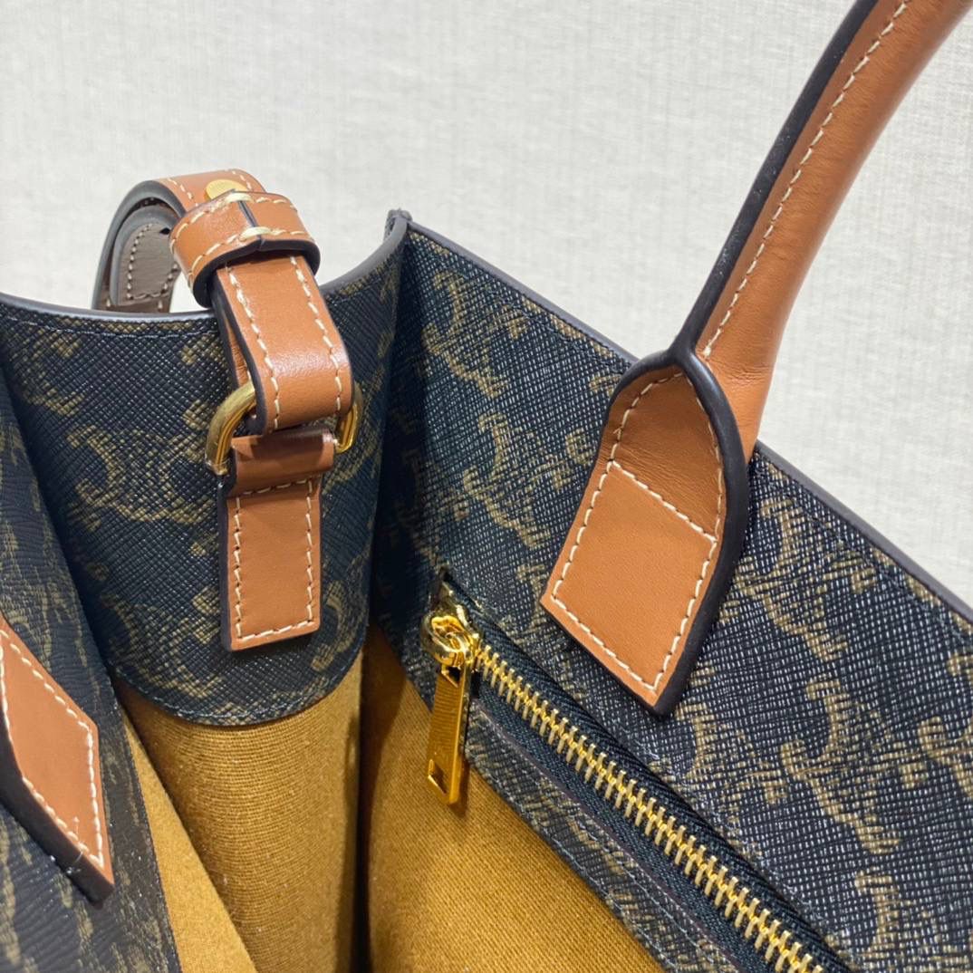 🔥大货实拍图 𝗖𝗘𝗟𝗜𝗡𝗘 ♥ 𝗧𝗥𝗜𝗢𝗠𝗣𝗛𝗘 𝗕𝗨𝗖𝗞𝗘𝗧 𝗖𝗥𝗘𝗖𝗬 金色马衔扣是Crecy系列的标志性元素，以做旧感的原色小牛皮衬托，透出简约而优雅的气质。型号：192072 尺寸：14*21*14cm