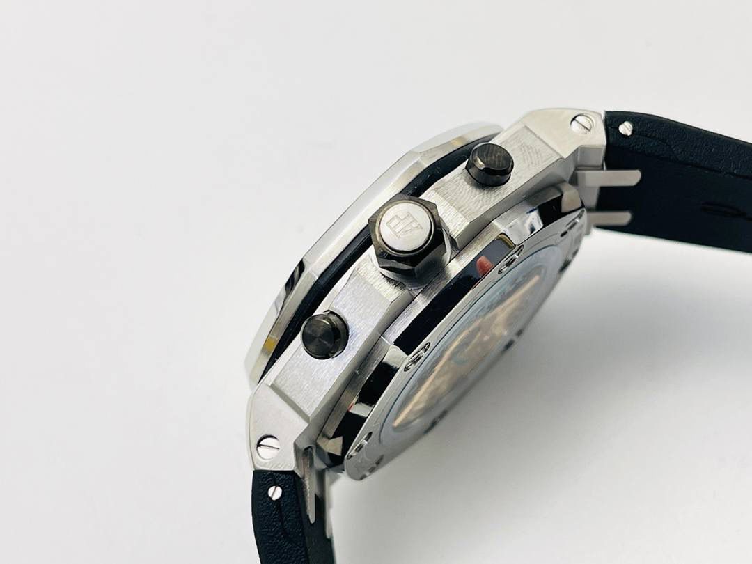 爱彼A P皇家橡树系列水果腕表！ 型号：26703 跑秒计时自动机械男表！搭载原版cal.3124机芯 直径：42MM！ 1⃣️表壳材质选用的904L精钢，经过CNC一次成型锻造了42MM的表径，表壳在经过拉丝工艺多次打磨抛光后做到了无懈可击，包括螺钉也一致还原！ 2⃣️表盘字面格纹错落有致，立体感很强。刻度线粗细程度以及长短均与正品保持一致。条钉时标内部填充超强夜光材料。两组小圆盘对称分布，就像两只小眼睛。盘面内有一圈一圈的放大环，细节处理很到位。 3⃣️橡胶表带表面的磨砂质感很强.采用无味不沾灰尘的进口橡胶，只为提高佩戴的舒适感！ 4⃣️前后玻璃都采用蓝宝石水晶镜面玻璃，镜面通透性也很强。这款腕表采用3124机芯，做到了外观和正品的极其相似，走时精准稳定！