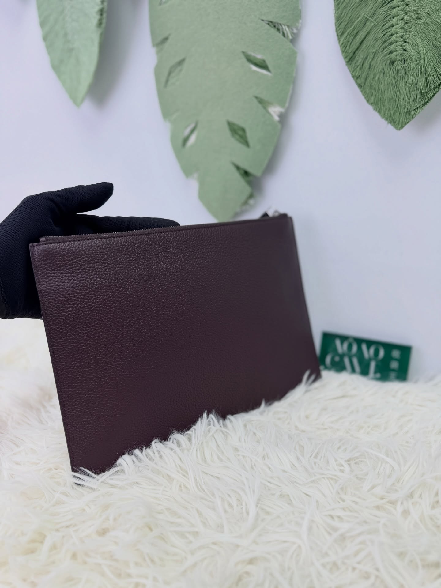 Dior🌟紫色牛皮 公文包 手拿包💜  27*0.5*19cm  內裡有放卡片位置❣️  #AOAOCAVEDIOR🫶🏻  配件 - 塵袋🫶🏻 💰價錢 - $2680 NEW  #收袋王  喜歡的話快點pm我們💓 銷售熱線51111 321  我們服務包括有：手袋飾物回收、手袋置換(一換一、一換多也可以） 、專業手袋鑑證、專業手袋護理  購買方法 🏢親臨門市 荃灣南豐中心15樓1521室（荃灣地鐵站a出口1分鐘到）敬請預約 ❤️只賣正品正貨，任驗💓🫰🏻 ❤️‍🔥本店為香港註冊公司絕對真貨，信心保證👍🏻 🫰🏻本店設有鑑證服務，有駐場鑑證師  ✨歡迎追蹤我哋各個平台緊貼最新優惠x貨品🔥😍 👇🏻👇🏻👇🏻👇🏻👇🏻👇🏻👇🏻👇🏻  ⭐️Instagram: aoaocave  🌈Facebook: aoaocave收袋王  🔥Carousell: acluxuryhk  👆🏻👆🏻👆🏻👆🏻👆🏻👆🏻👆🏻👆🏻  ___________________________  Disclaimer🫰🏻All trademarks and copyrights are reserved to the original brand holders. @AOAOCAVE sells only authentic goods and is not affiliated with any of the brands mentioned.  @AOAOCAVE 跟任何品牌無關，而且沒有持有任何品牌資版權，亦沒有與任何品牌合作。所有商標及版權歸屬於品牌坊所有，帖子只作分享用途。  #aoaocave #acluxuryhk #手袋回收 二手名牌手袋 名牌買賣 女名牌名牌手袋名牌代購中古名牌二手名牌手袋