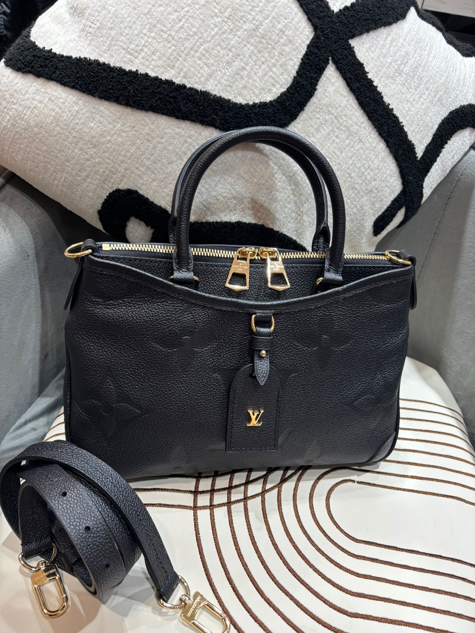 Lv Calfskin Monogram Empreinte Trianon PM 2 way bag M46488 100%Authentic, 99%New ✅Dust bag 