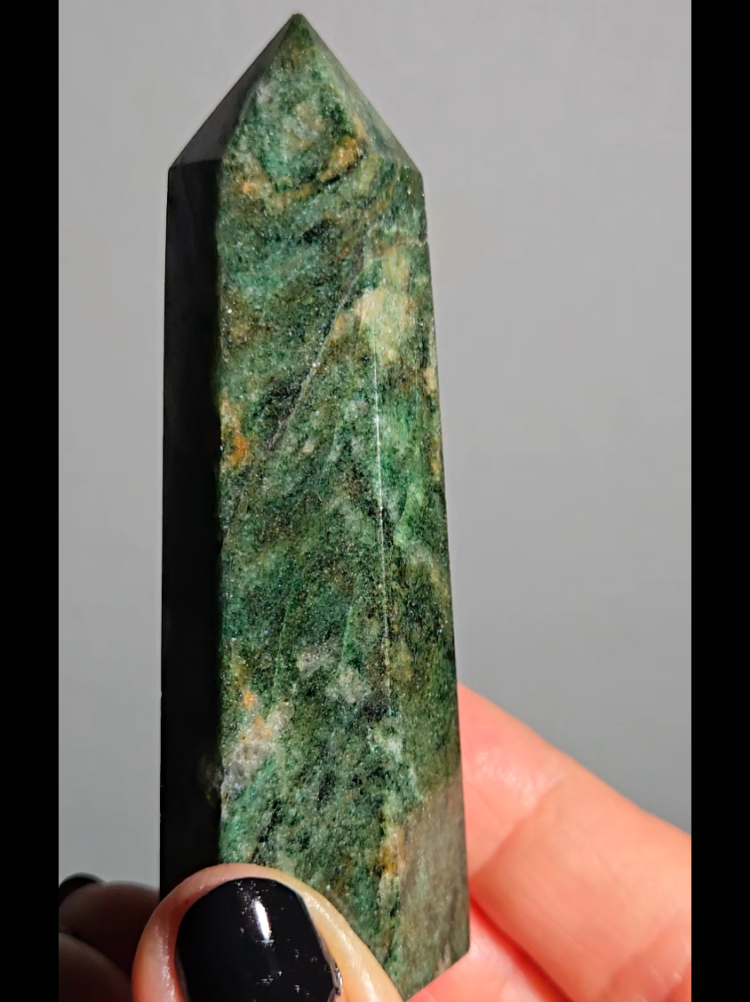 Green mica fuchsite tower with beautiful marbling - MCA66