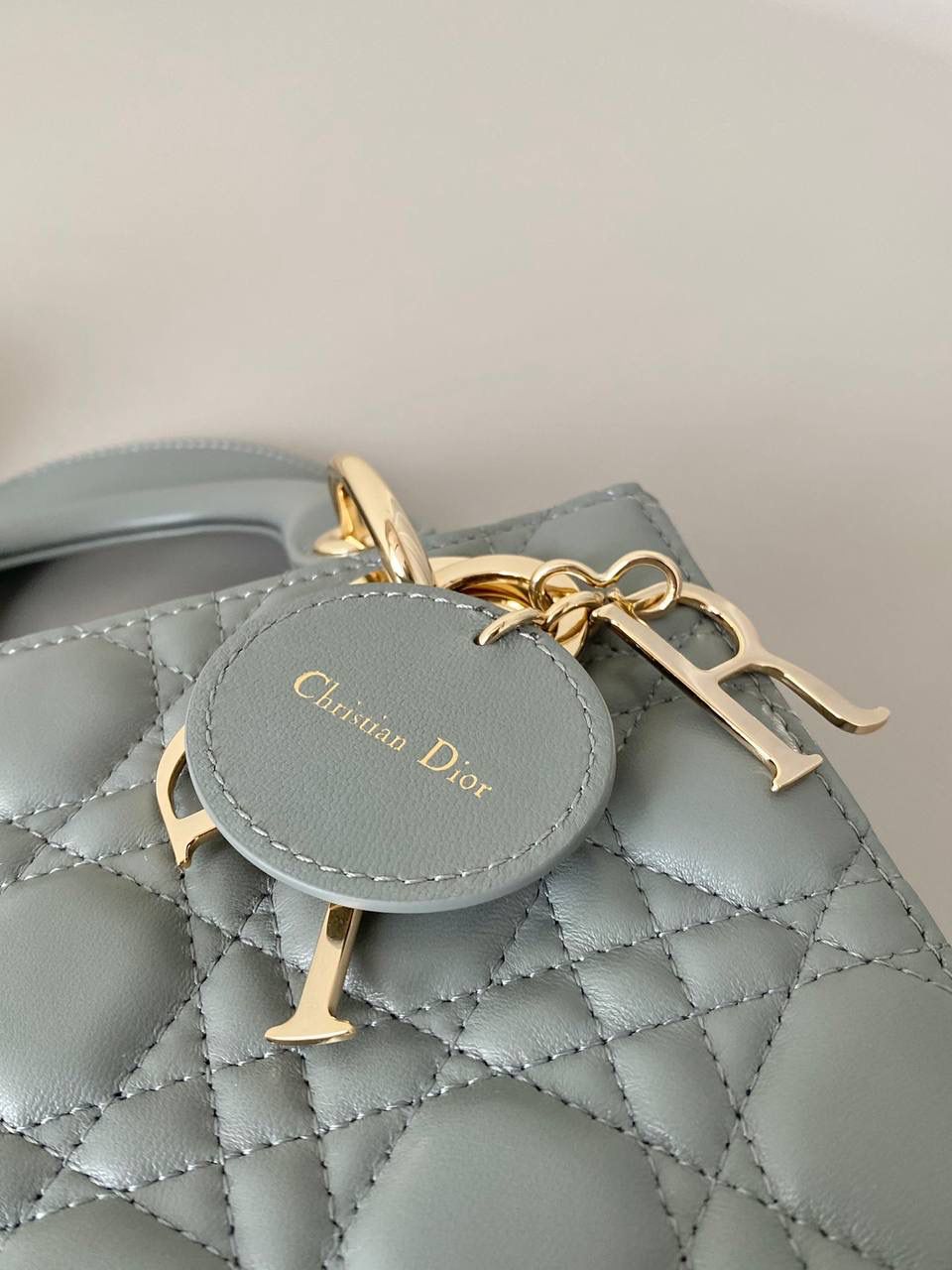 🈶岩石灰 𝗗𝗜𝗢𝗥 𝗟𝗮𝗱𝘆羊皮四格金扣 戴妃作为经典的代表，怎么买怎么对 特别手拎时会显得整个人非常温柔优雅 四格尺寸比三格更大气稳重，不后悔系列 我一直都推荐女生一定要有一只经典款 每个颜色都很好看，完全不需太纠结 进口原厂羊皮➕全钢五金，终极版 （配6个五金图案 全套包装） 20×16.5×8cm 4123m