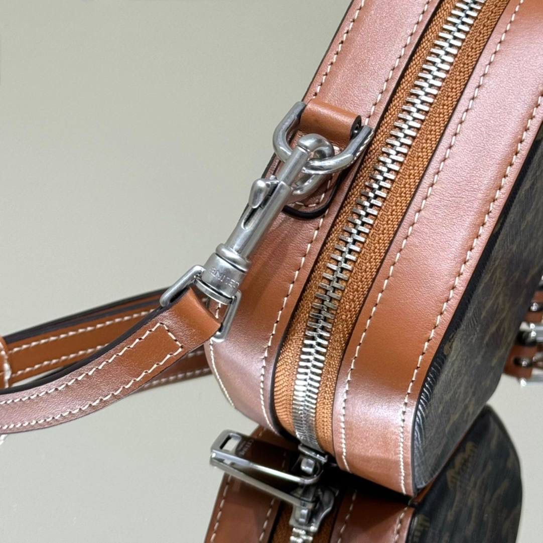 🔥大货实拍图 𝗖𝗘𝗟𝗜𝗡𝗘 ♥️ 𝗖𝗨𝗕𝗘 𝗕𝗢𝗫立体方包 型号：111682 尺寸：14*5*12.5cm 新品上线啦👏立体盒子包/化妆包~皮带子手拎设计➕圆筒包身，翻盖带镜子，可随时补妆。精致又不失实用性！凹造型拍照，或者当晚宴包，简直美呆🥳