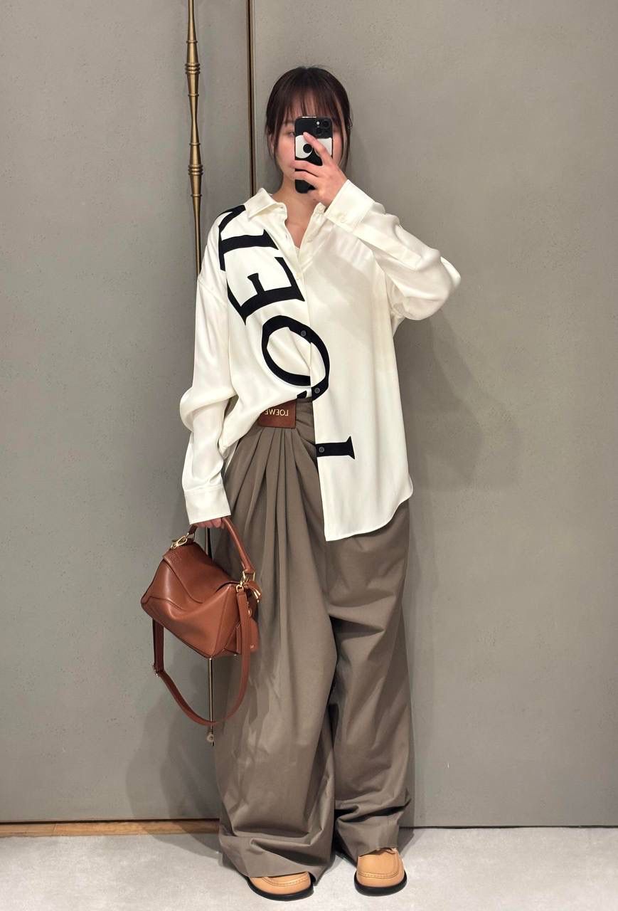 【十周年限定款🆚经典款】 👉🏻区别1️⃣：里外全羊皮，侧面增加可拆卸标牌挂饰以及气球骰子，内里更换为金标（如图1️⃣2️⃣3️⃣4️⃣） 👉🏻区别2️⃣：底部增加脚钉保护整个包包，以前只有中号以上才有（如图5️⃣） 👉🏻区别3️⃣：铰链式拉链头，拉牌刻有品牌创建年份以及品牌英文LOGO（如图6️⃣7️⃣） 👉🏻区别4️⃣：肩带调节变更为针扣调节（如图8️⃣）