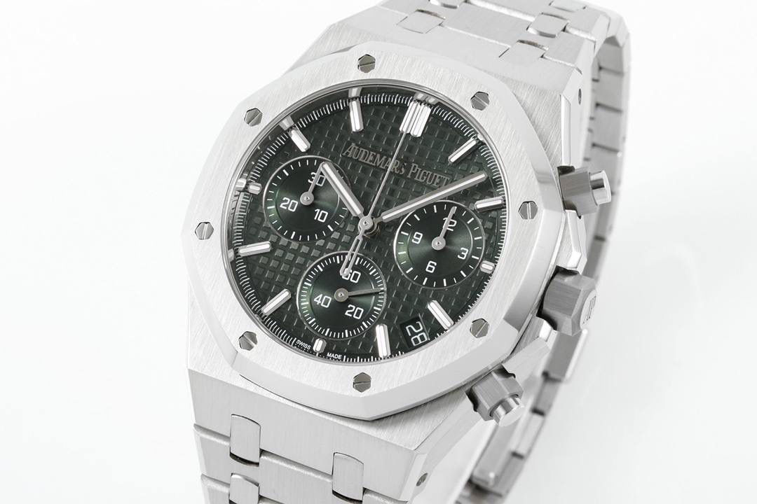 🚀新品爱彼皇家橡树系列26240系列，是一款41毫米精钢自动上链计时码表，搭载APS开发自研Calibre 4401一体机芯，具备飞返计时、小时/分钟/小秒显示及日期功能。其标志性八角形表圈配以八颗六角螺丝，搭配“Grande Tapisserie”大型格纹表盘，层次感鲜明。一体式精钢表链延续了1972年首款皇家橡树的经典设计，兼具运动与优雅。全新开发一体机芯采用导柱轮与垂直离合结构，振频28,800次/小时，与原版完全一致，动力储存约70小时，防水深度50米。AP融合高级制表工艺与前卫美学，是奢华运动腕表的典范之作。💯🔥🔥