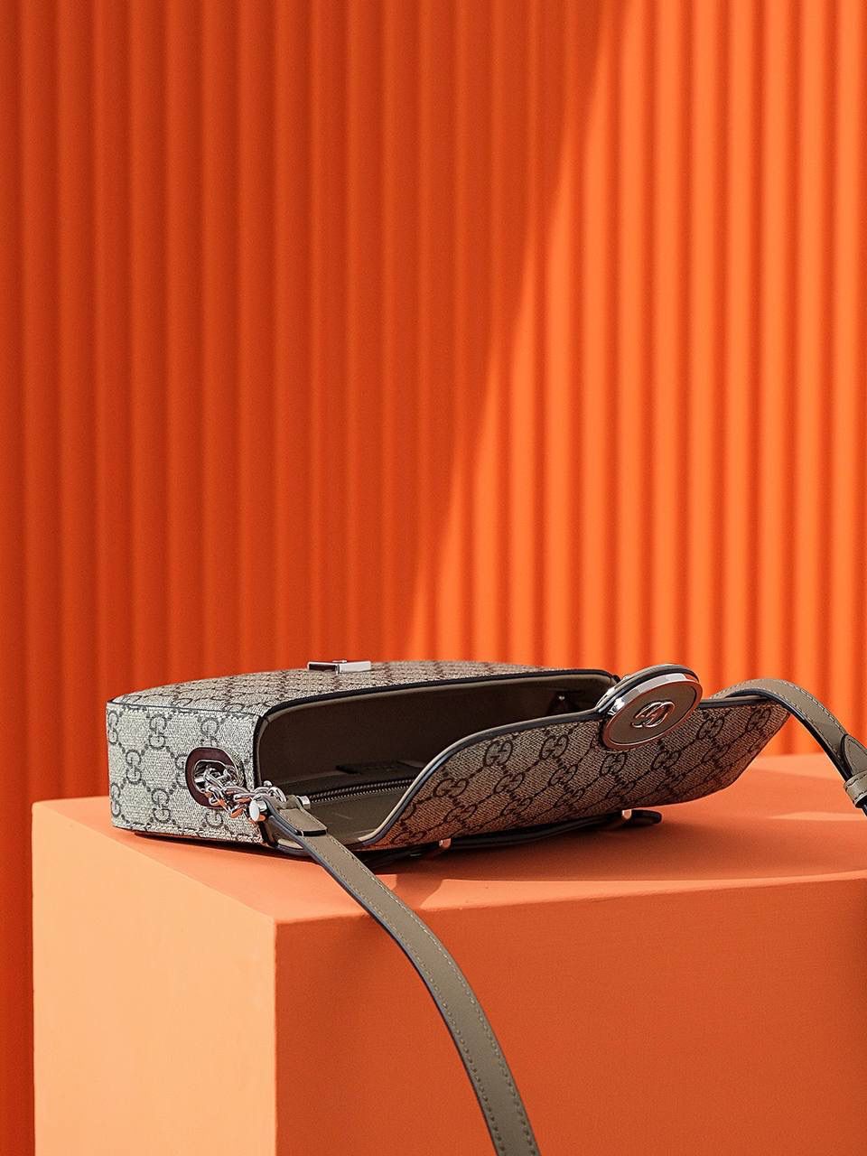 𝐏𝐄𝐓𝐈𝐓𝐄 𝐆𝐆系列# 739722# YY#😍😍 ❐ 尺寸：21*10*5𝐜𝐦 ❐ 𝐆𝐮𝐜𝐜𝐢 𝐏𝐞𝐭𝐢𝐭𝐞系列呈现出极筒主义的美 ！ 复古的设计 简约的线条感以及精致的双G锁扣，让整体的包包散发出了落落大方的气息！ 任何场合、任何风格的搭配它都能给你体现出不同的感觉！ 多种背法，容纳量也是非常🉑！ 日常搭配打理最佳选择，必入款！