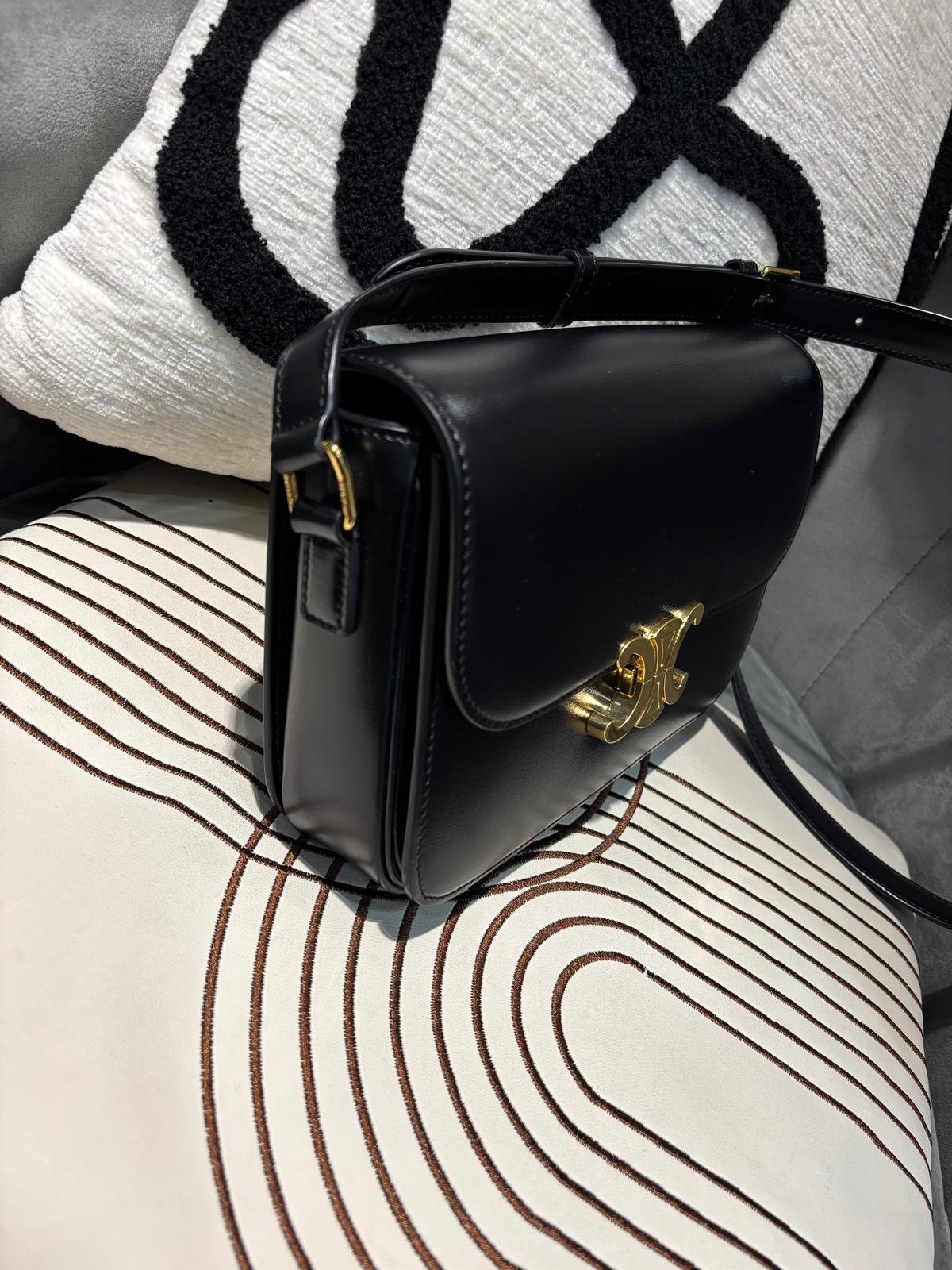 Celine CLASSIQUE TRIOMPHE 黑金凱旋門 medium box flap W22x15.5x6cm  100%Authentic ,98%new  ✅tap booklet ✅dust bag✅box 