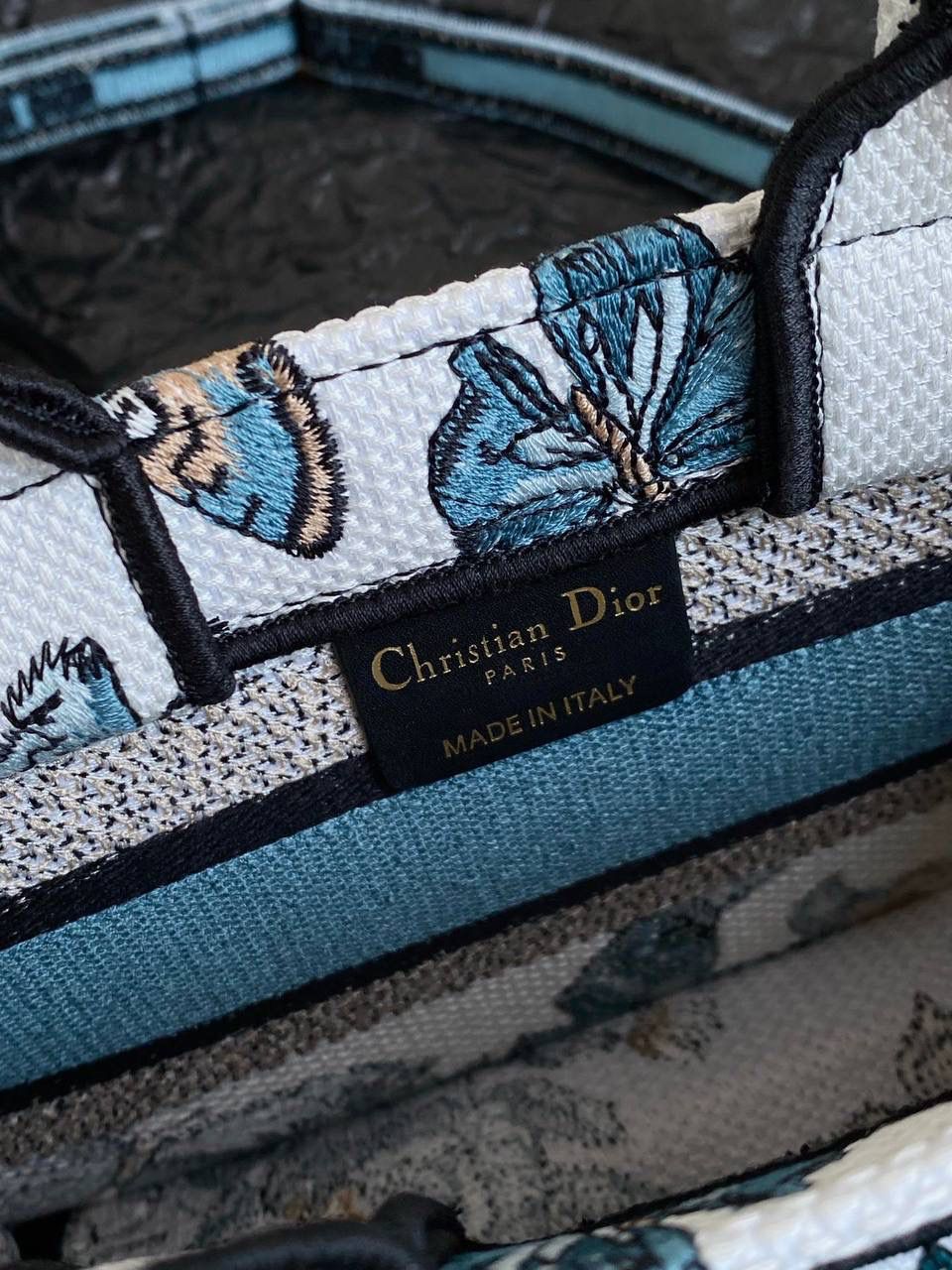 🈶蓝色蝴蝶迷你 𝗖𝗗 𝗕𝗼𝗼𝗸 𝗧𝗼𝘁𝗲 24圣诞限定🎄 圣诞季这一波𝗗𝗜𝗢𝗥真的稳赢 浪漫的蝴蝶刺绣 象征着自由和转变 高级的配色 精致的造型与细节设计，无不透露出一种温柔而魔法般的美感🎀❤️‍🔥 呜呜真的太好看了，姐妹们必冲！ 21.5×13×7.5cm