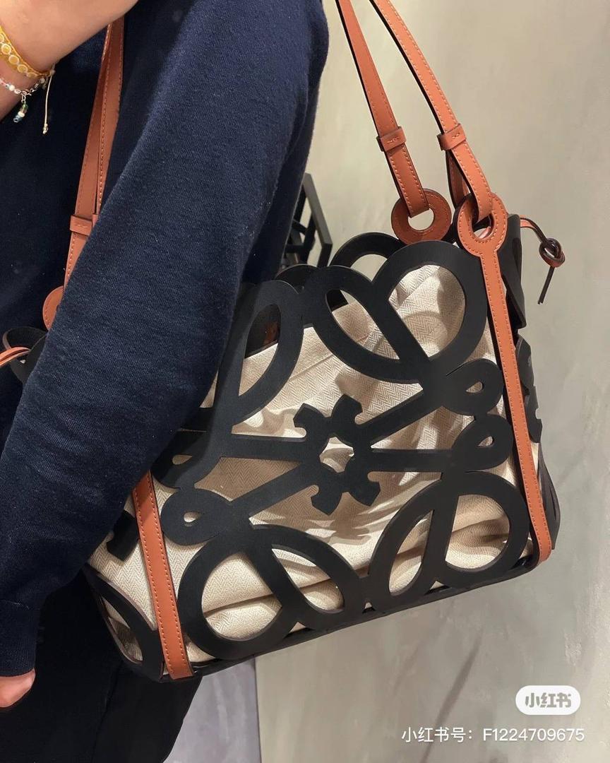 📍小号𝘼𝙣𝙖𝙜𝙧𝙖𝙢 𝙏𝙤𝙩𝙚镂空包 —【黑色到货😍】 编码：652210 尺寸：𝟑𝟐-𝟏𝟐-𝟐𝟓.𝟓𝐜𝐦 ❤️以品牌经典Anagram图案镂空牛皮革制成，搭配牛皮革提手肩带和人字形棉帆布束带内袋。 ❤️可肩背或手提。包包自重轻，容量大，优雅与洒脱，自由切换。