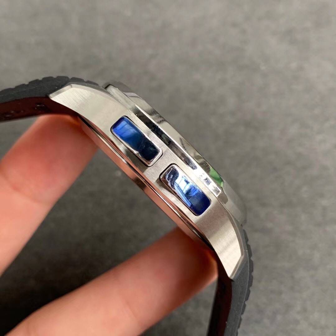 🔥全新PP百达..翡丽 复杂功能AQUANAUT旅行家＂手雷＂5164A系列＂V2＂超强升级版🔥 全新V2技术重点突破 1⃣️：升级最新机芯为PP. Cal.324 S C FUS 一体机，机芯摆轮位置实现与正品一致方向，现为市面最高版本。 2⃣️：新款字面巧克力颗粒感形状更立体 3⃣️：精益求精 V2版机芯主夹板字体更细致 升级为最新换代甲板鸽子血红宝石 实现最接近正品的工艺。