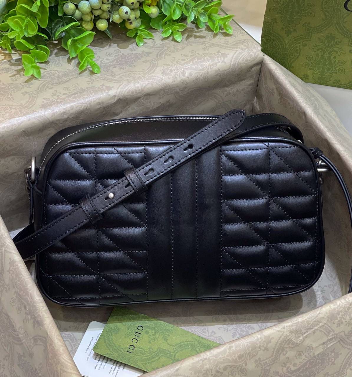 ✈️✈️✈️# 🔥𝐌𝐚𝐫𝐦𝐨𝐧𝐭菱格原厂皮# ▫️型号447632 ▫️尺寸 24*14*8cm 全新经典款相机包 ，整个包身下血本都用了原厂牛皮❗️最基础的包型.立体棱格绣花在灯光下让整个包活跃了起来，肩带可调节上身太好驾驭 不挑身高，也是全球打人必备的百搭单品！