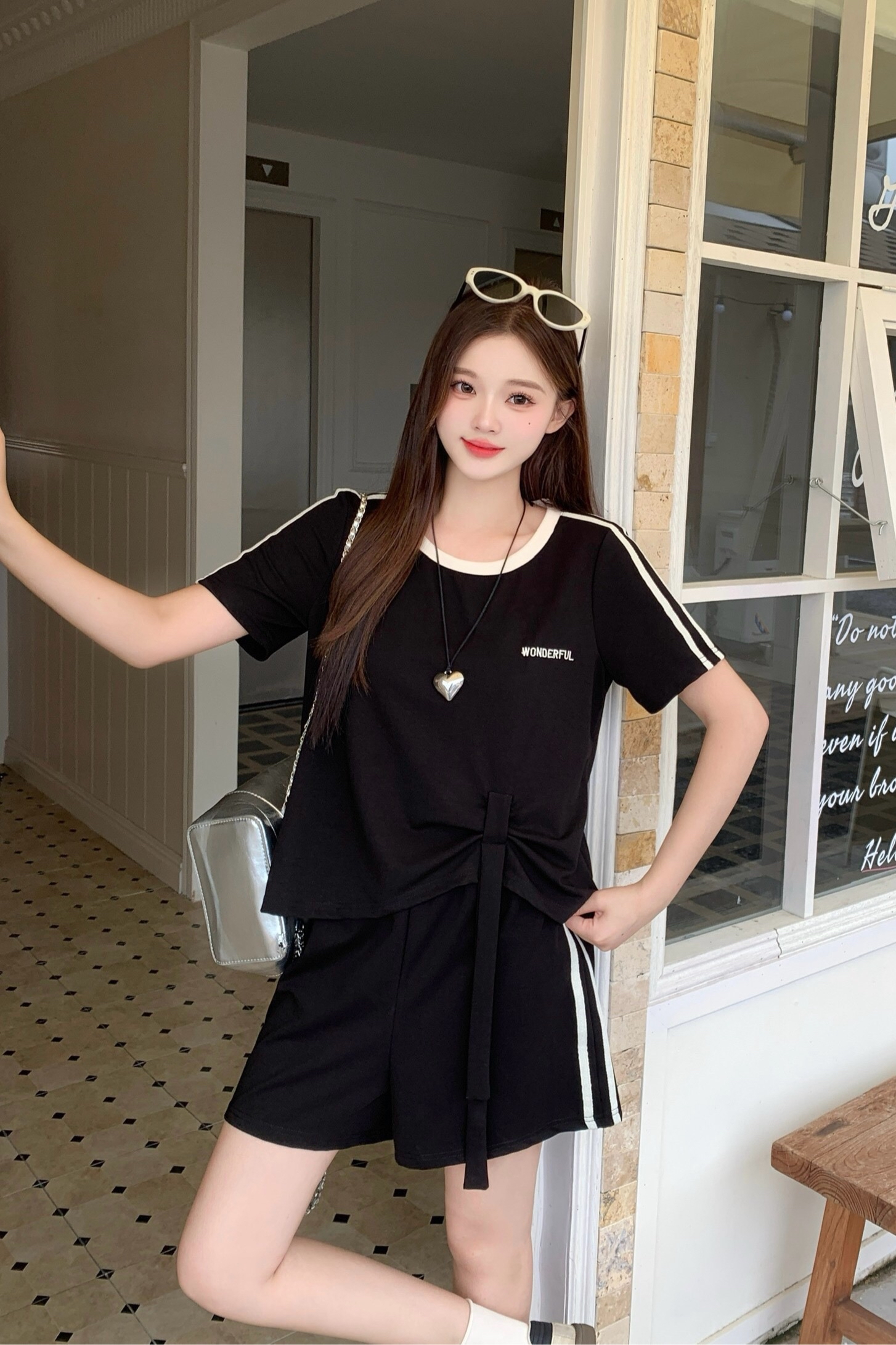 B259(64865) 韩版休闲风WONDERFUL撞色条纹边下摆飘带上衣与短裤黑套装